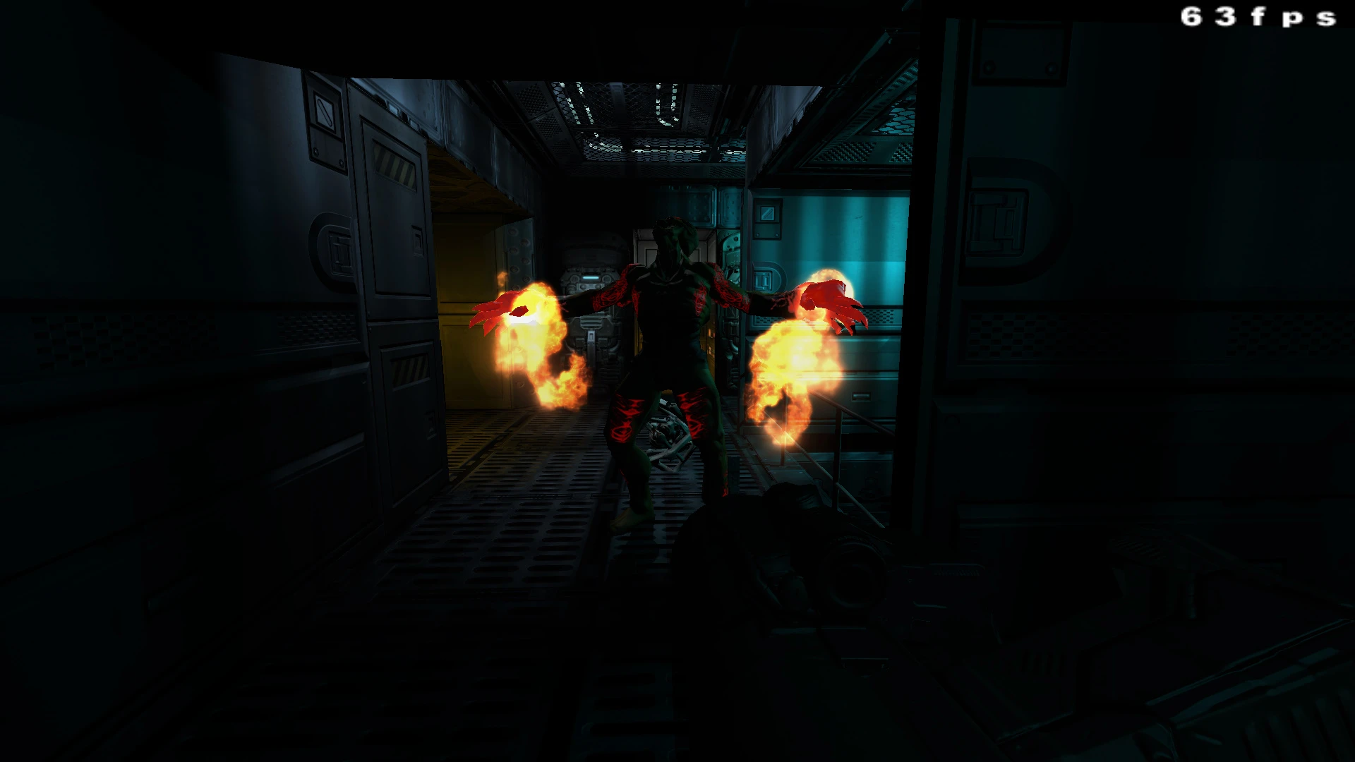 Темний коридор у Doom 3 з палаючим демоном, що атакує вогнем з рук, мод RealDOOM 3 Realism