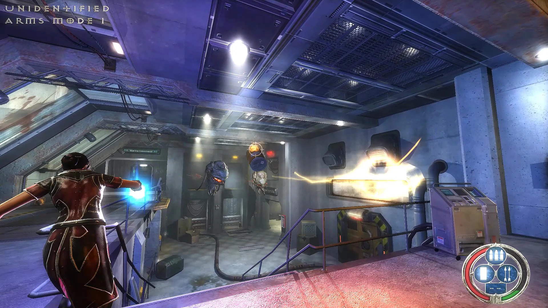 Spielercharakter feuert blaue Energiestrahlen auf schwebende Alienköpfe in einem Sci-Fi-Korridor im Doom 3 Rivensin Mod