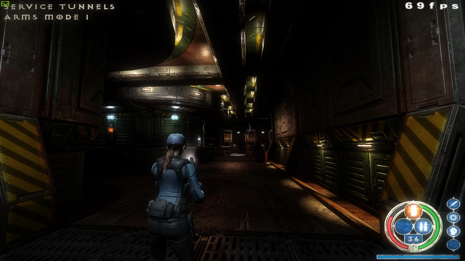 Spielercharakter erkundet schwach beleuchtete industrielle Versorgungstunnel im Doom 3 Rivensin Mod