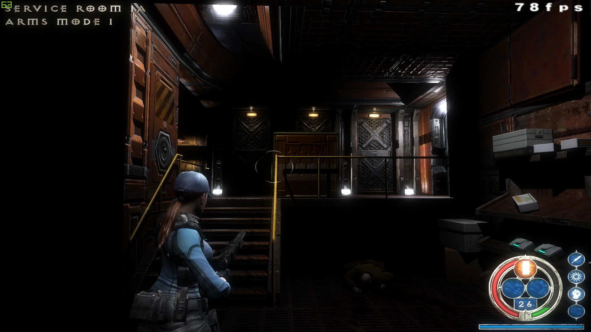 Ingame Screenshot eines Charakters mit Waffe in einem düster beleuchteten Serviceraum mit metallischen Wänden und HUD