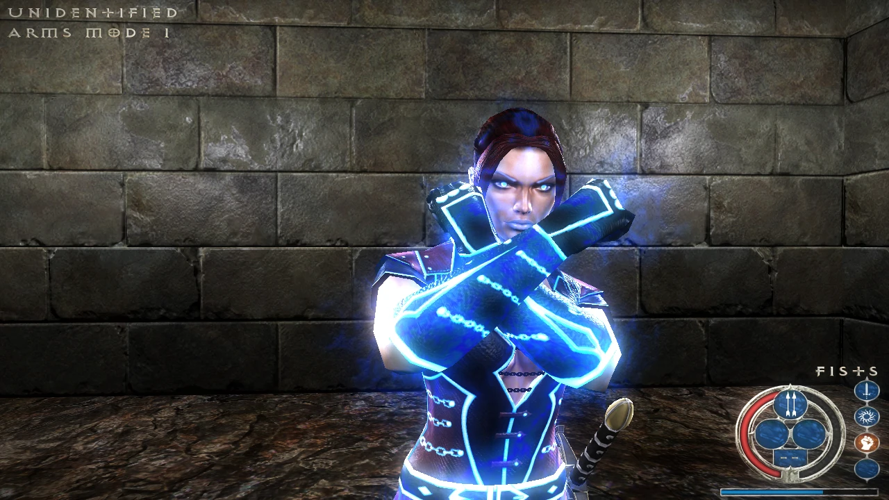 Weibliche Figur in leuchtender blauer futuristischer Rüstung verschränkt Arme vor steinerner Wand im Doom 3 Mod Rivensin