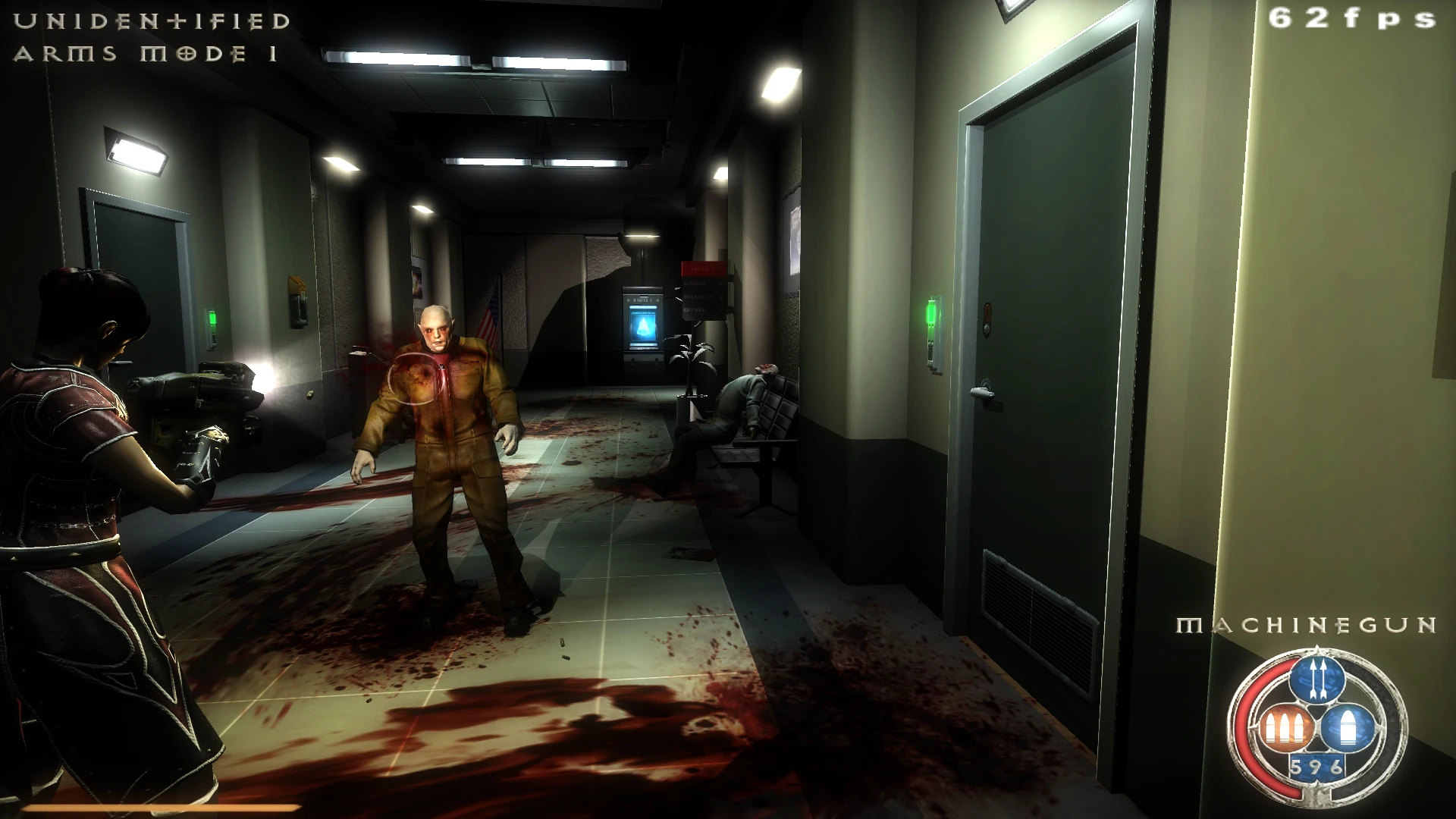 Spieler schießt auf einen Zombie in einem blutverschmierten Flur mit einer Leiche auf der Bank im Doom 3 Rivensin Mod
