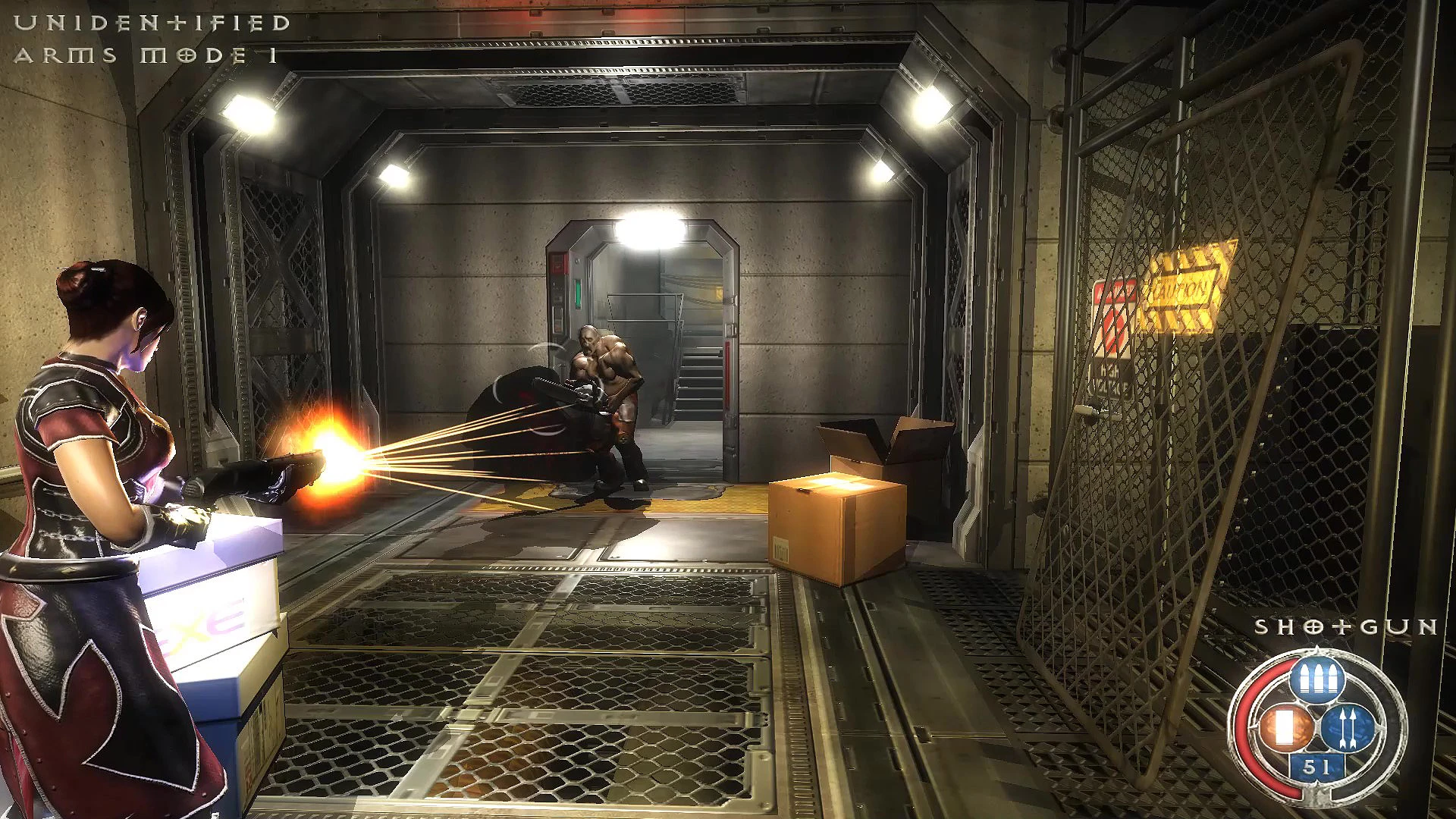 Weibliche Spielfigur schießt mit Schrotflinte auf zwei Gegner in einem schwach beleuchteten Industrieflur im Doom 3 Rivensin Mod