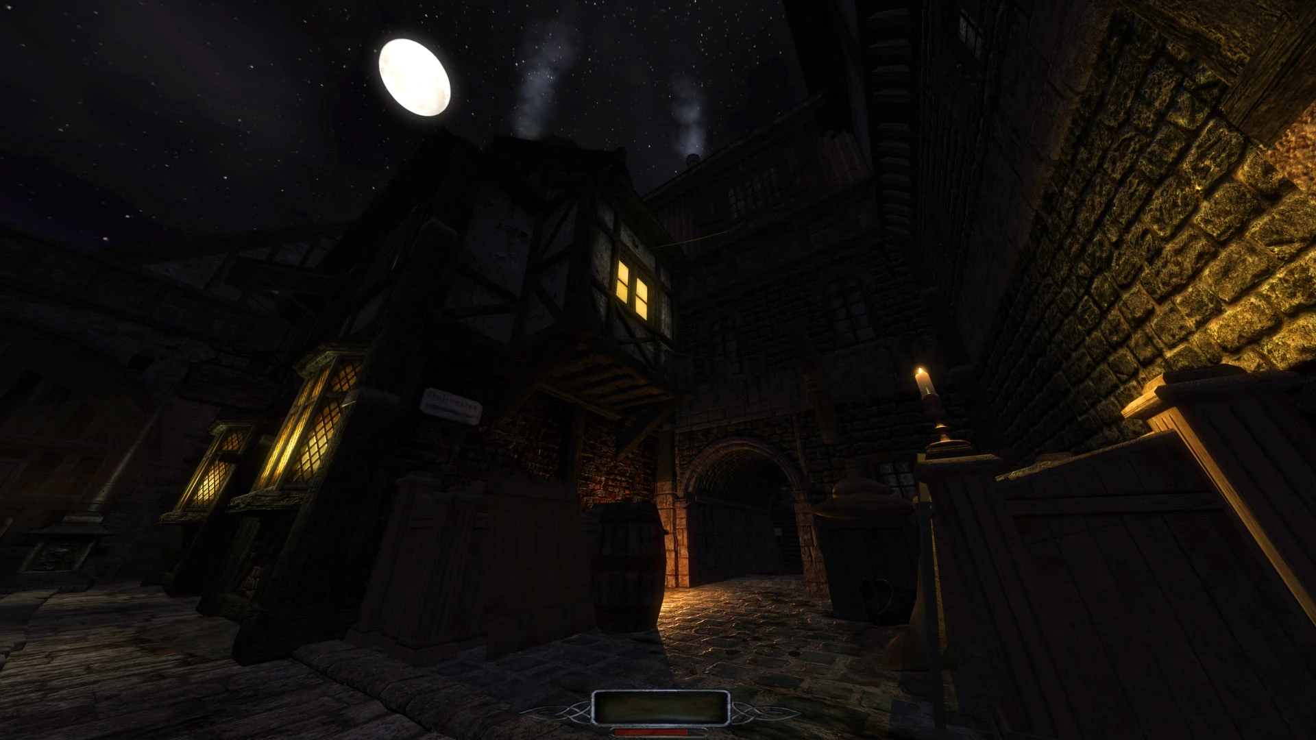 Тёмная средневековая улица из мода The Dark Mod для Doom 3 с мостовой, освещёнными окнами и полным месяцем