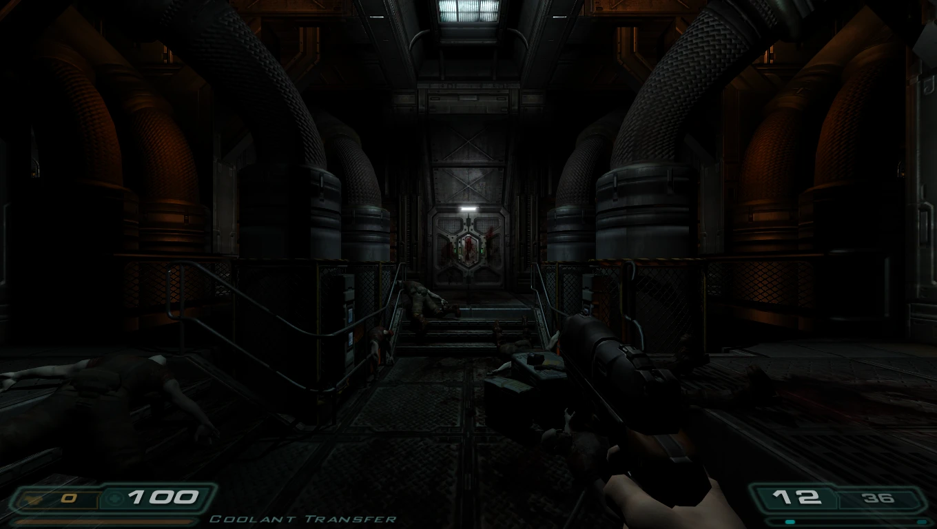 Captura de pantalla del mod The Lost Mission de Doom 3 mostrando tuberías industriales y soldados muertos en un pasillo tenuemente iluminado