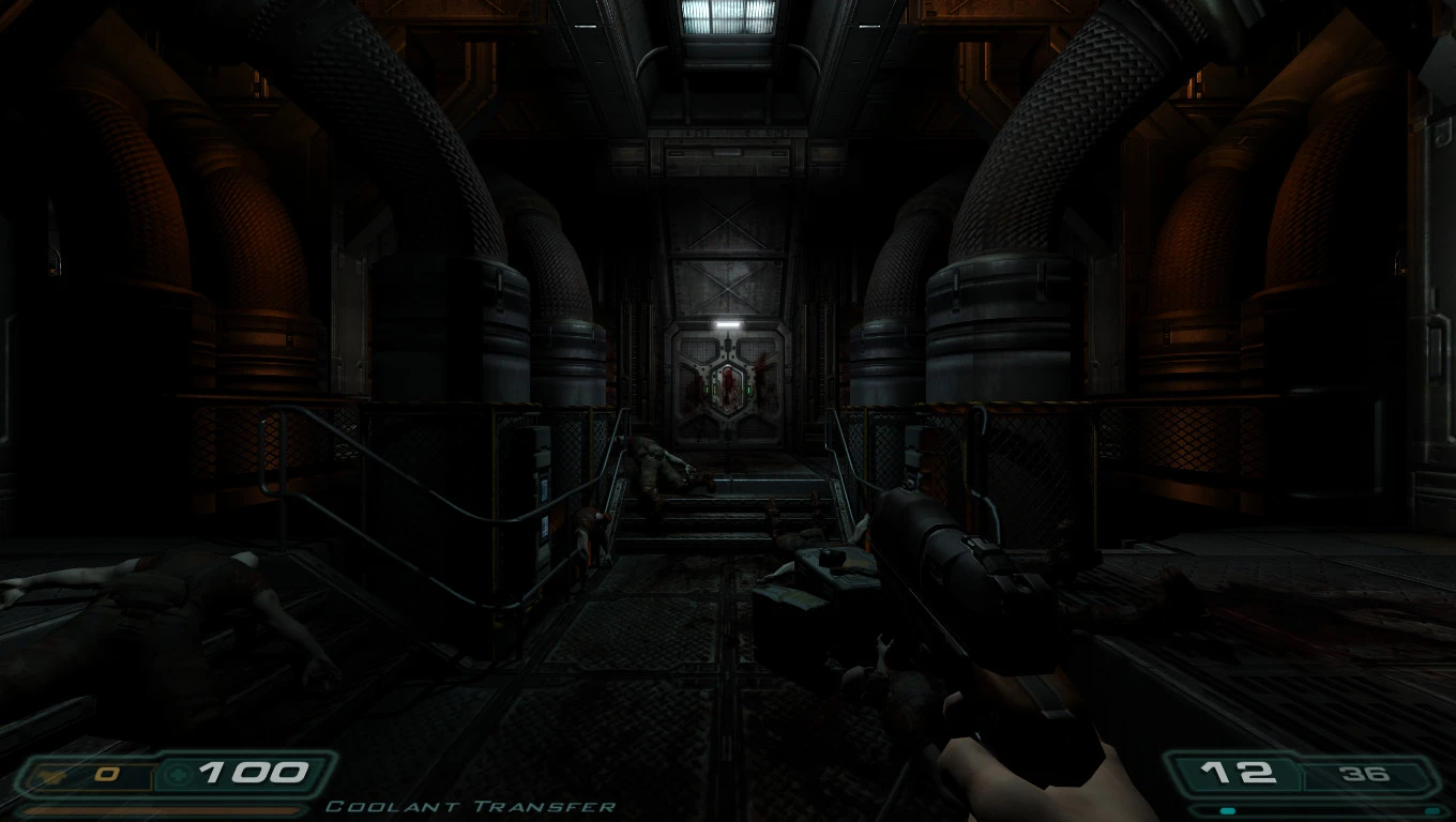 Vista en primera persona de una habitación industrial oscura con grandes tuberías, cuerpos muertos y una puerta metálica manchada de sangre en el mod Doom 3 The Lost Mission