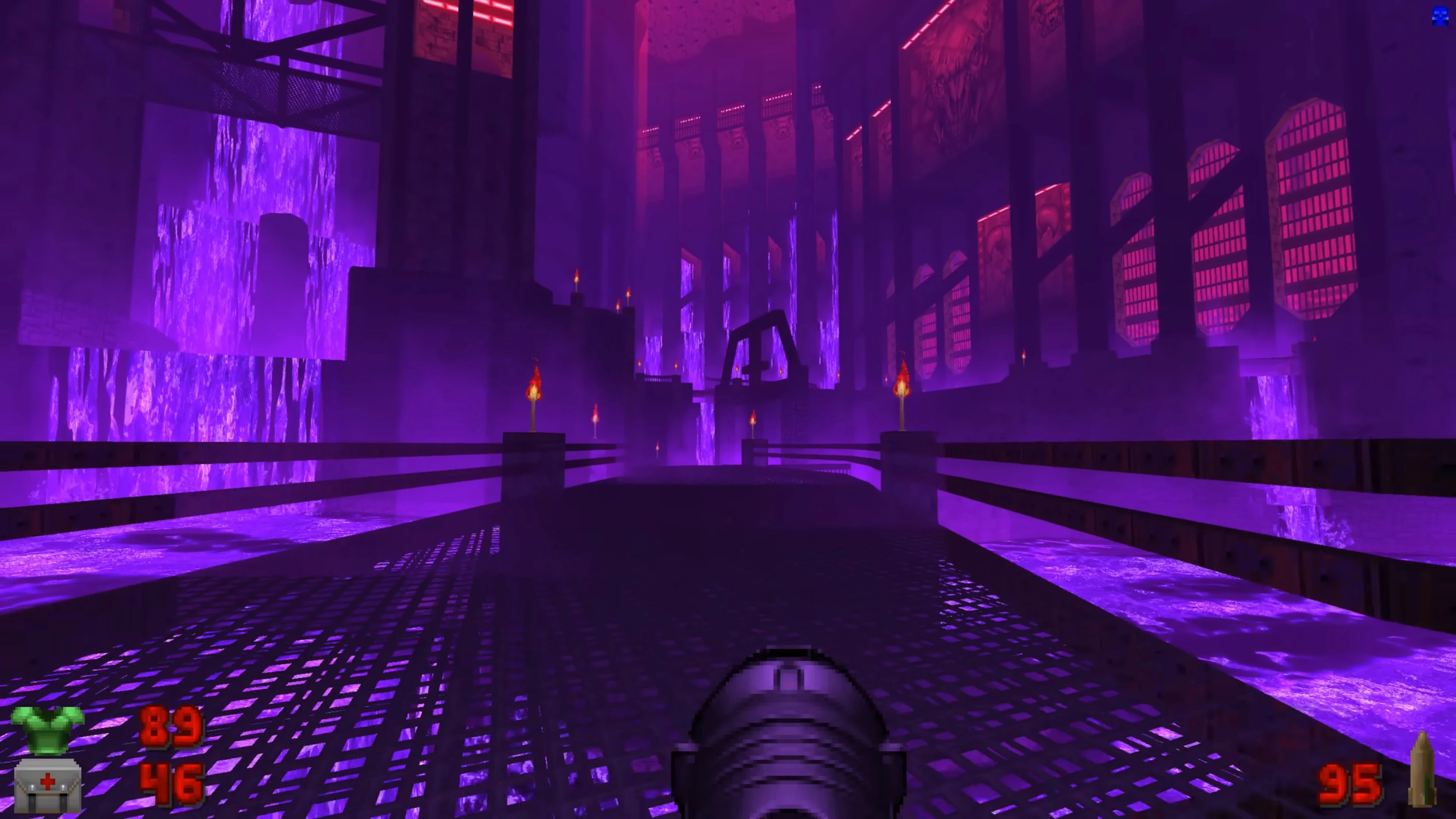 Vista en primera persona en Doom II con un pasillo oscuro, texturas líquidas moradas y luces de antorchas