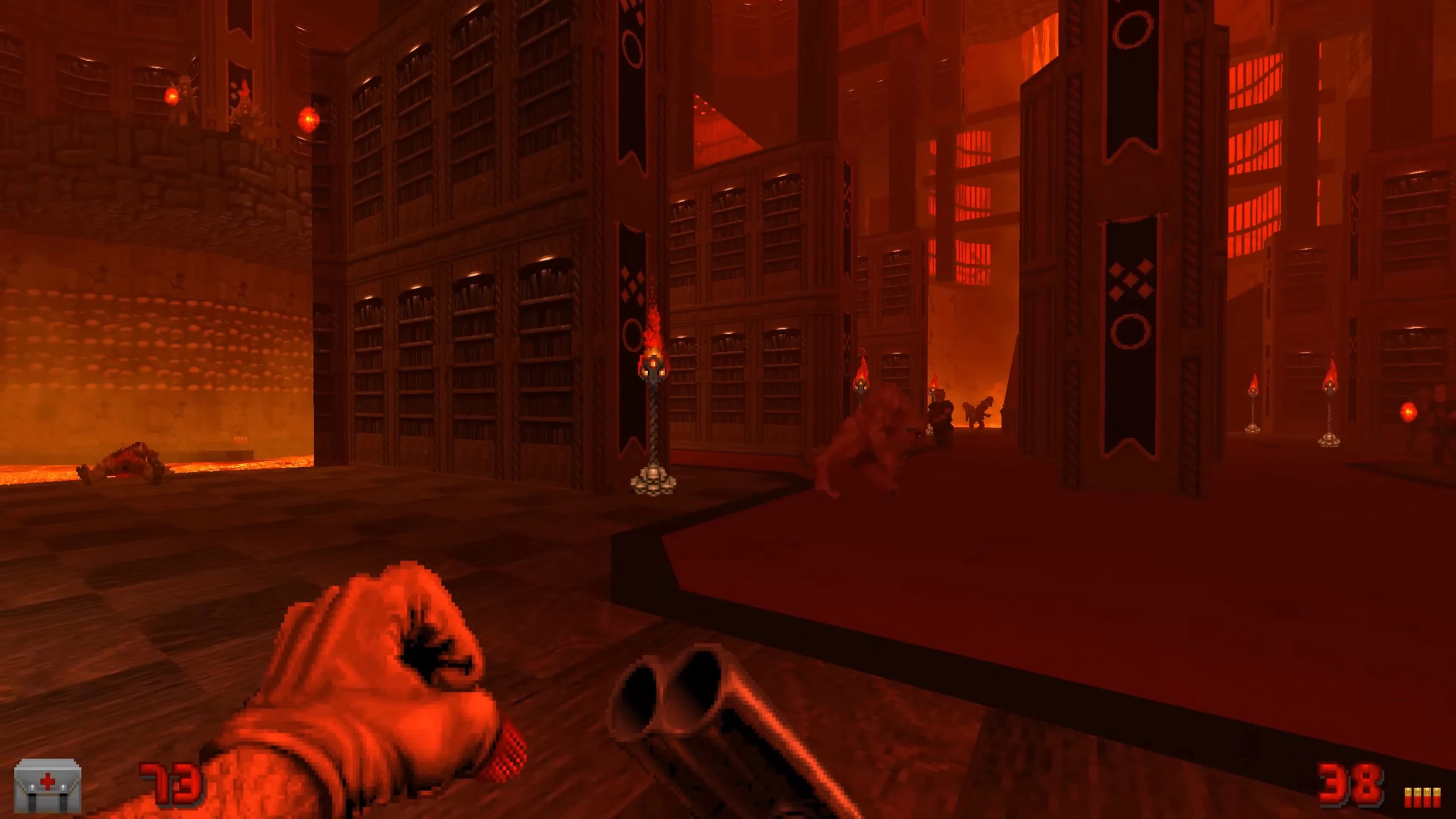 Vista en primera persona mostrando pelea en una biblioteca con antorchas encendidas y enemigos demoníacos pixelados en Doom II