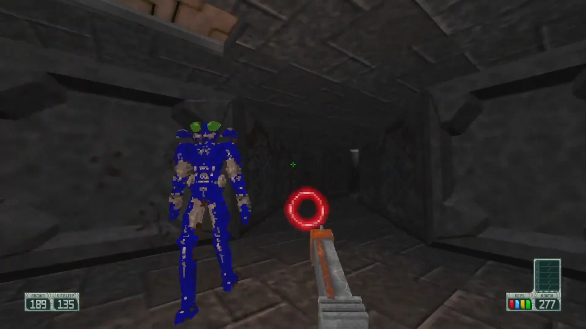Вигляд від першої особи, гравець націлюється футуристичною зброєю на синього прибульця у темному кам’яному коридорі в моді Alien Breed 3D 2 для Doom II
