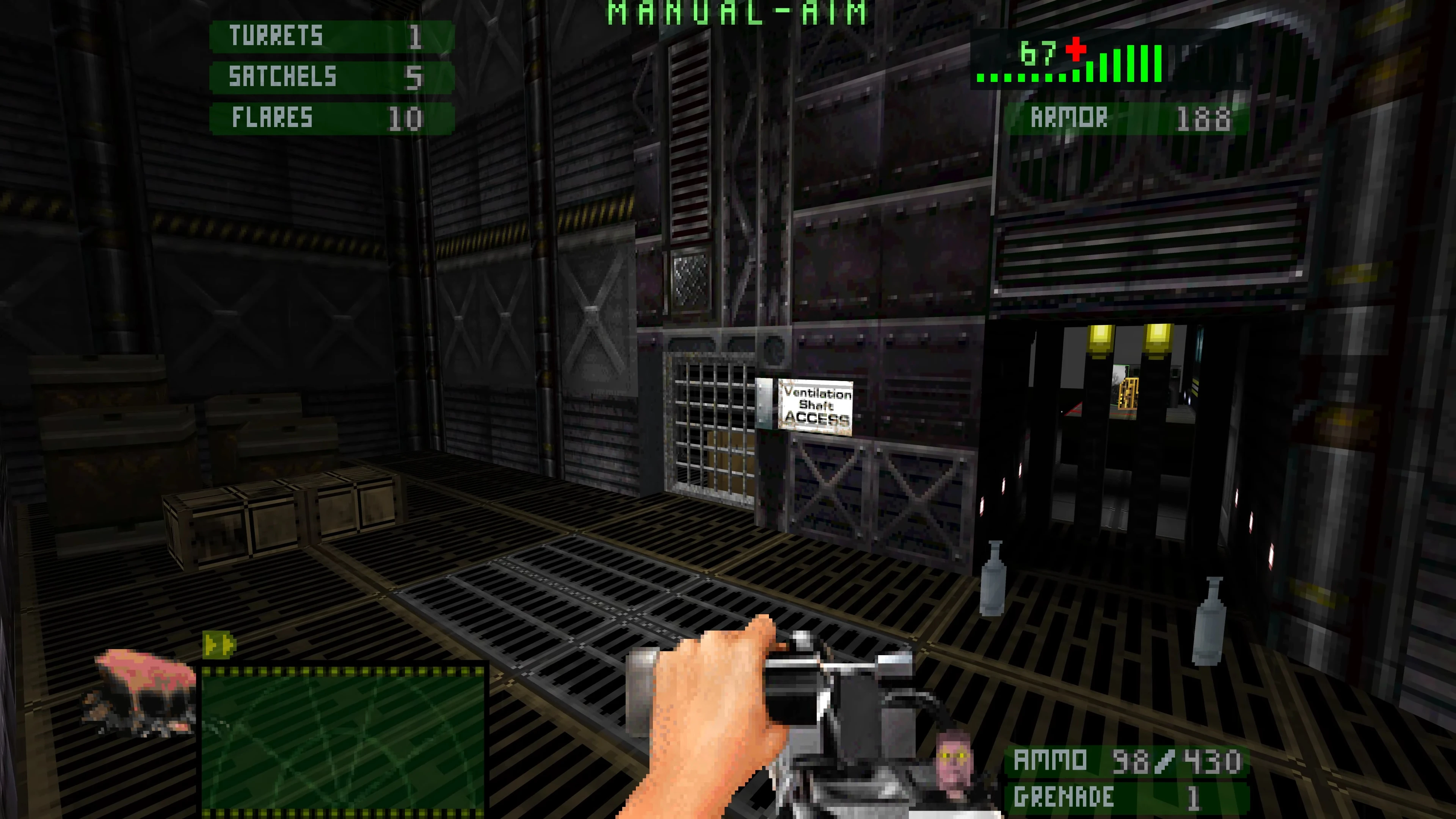 Jugador sosteniendo un arma dentro de una instalación industrial metálica oscura con HUD de munición y salud en ALIENS: ERADICATION TC