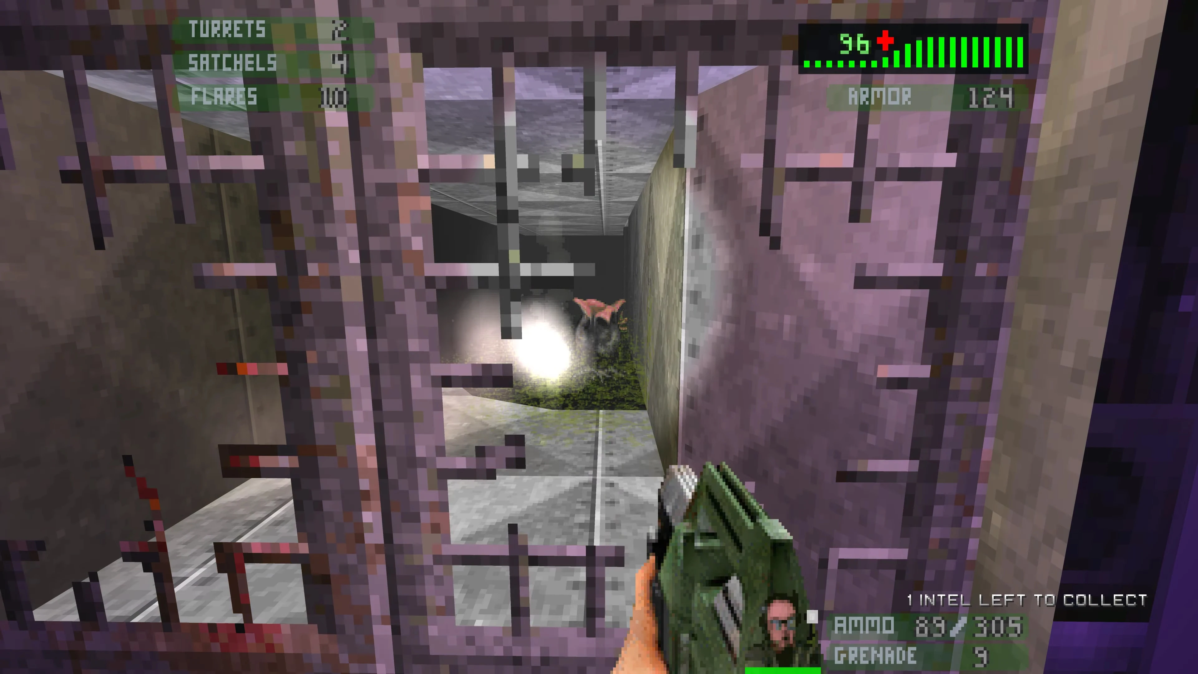 Vista de juego a través de rejas mostrando un arma disparando a un enemigo alienígena en un pasillo con HUD que muestra munición, salud y armadura