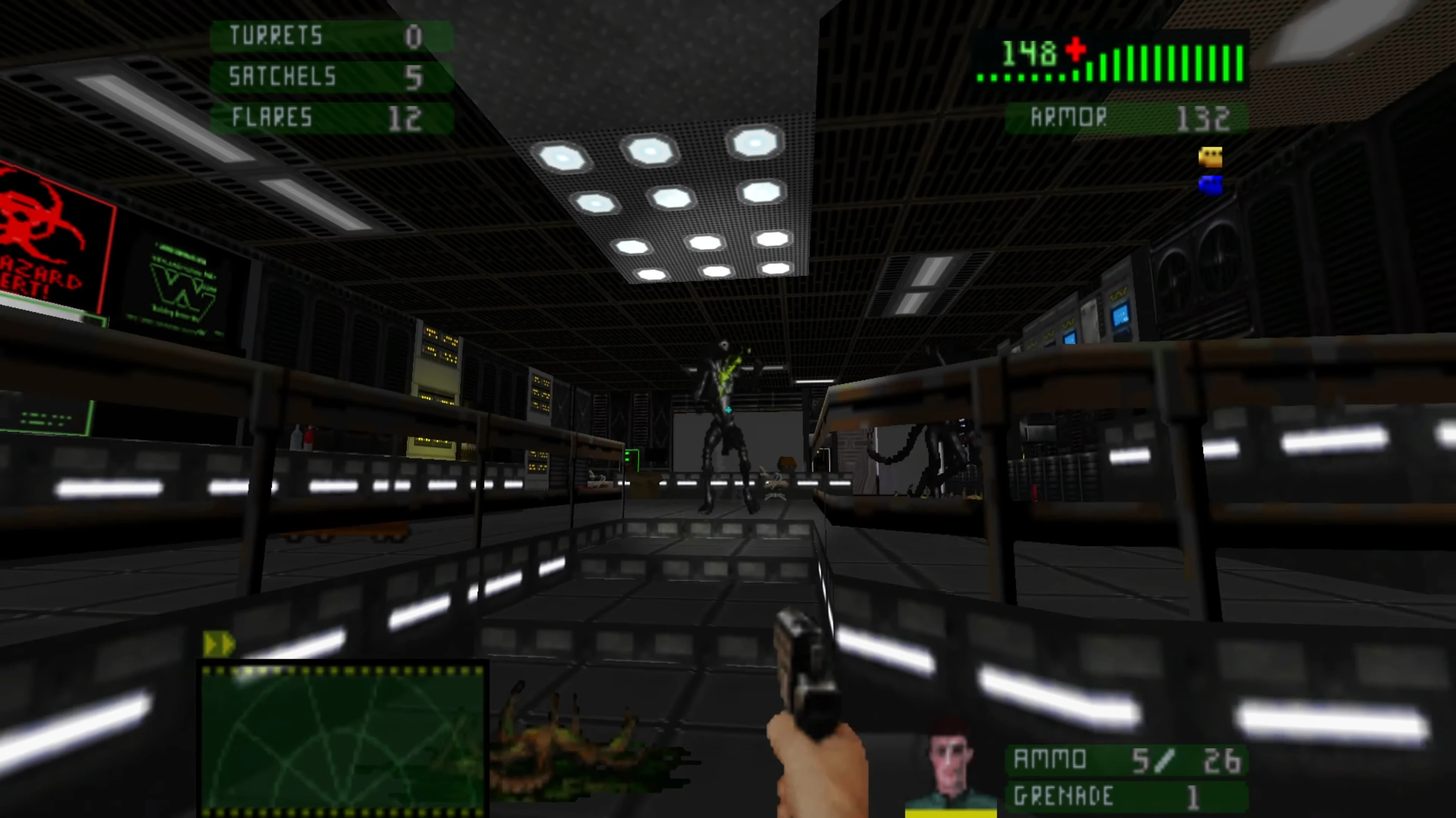 Jugador apuntando con pistola a criaturas alienígenas dentro de una instalación futurista con HUD mostrando salud y munición