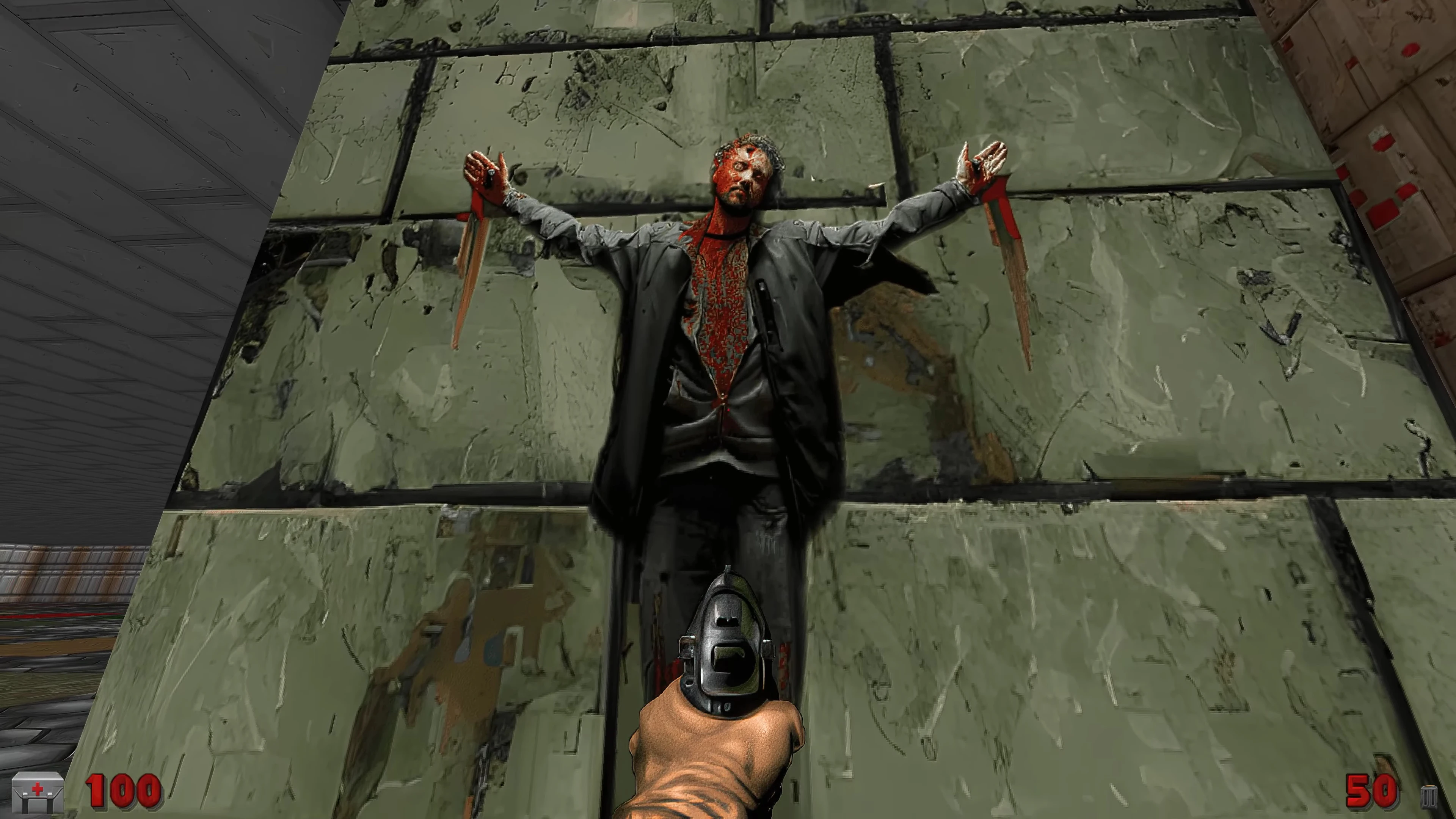 Ego-Perspektive zielt mit Pistole auf blutbedeckten gekreuzigten Feind mit Messern an der Wand