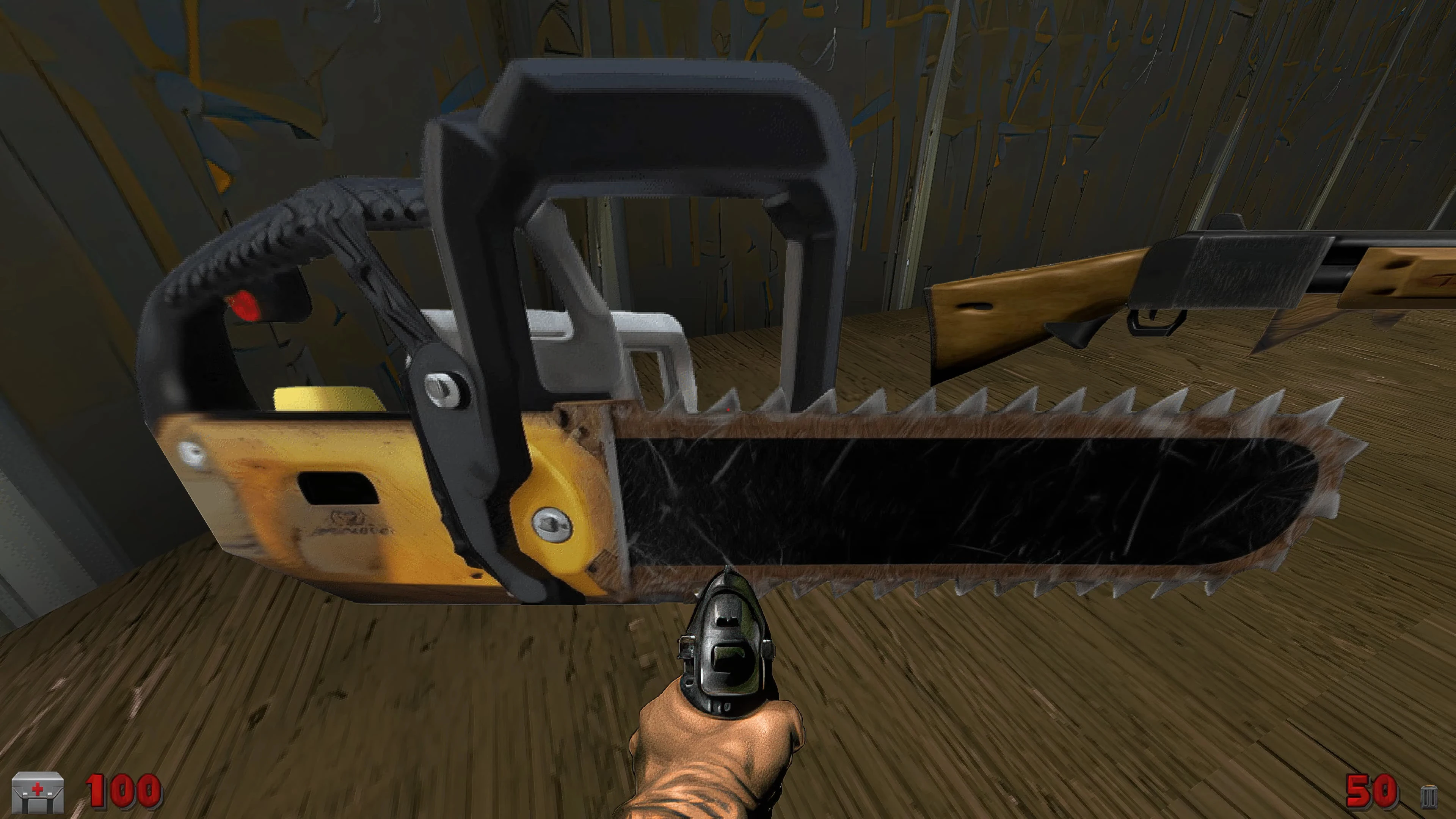 Spiel-Screenshot zeigt Hand des Spielers mit Pistole, die auf große rostige Kettensäge und Flinten mit Holzschaft auf Holzboden zielt