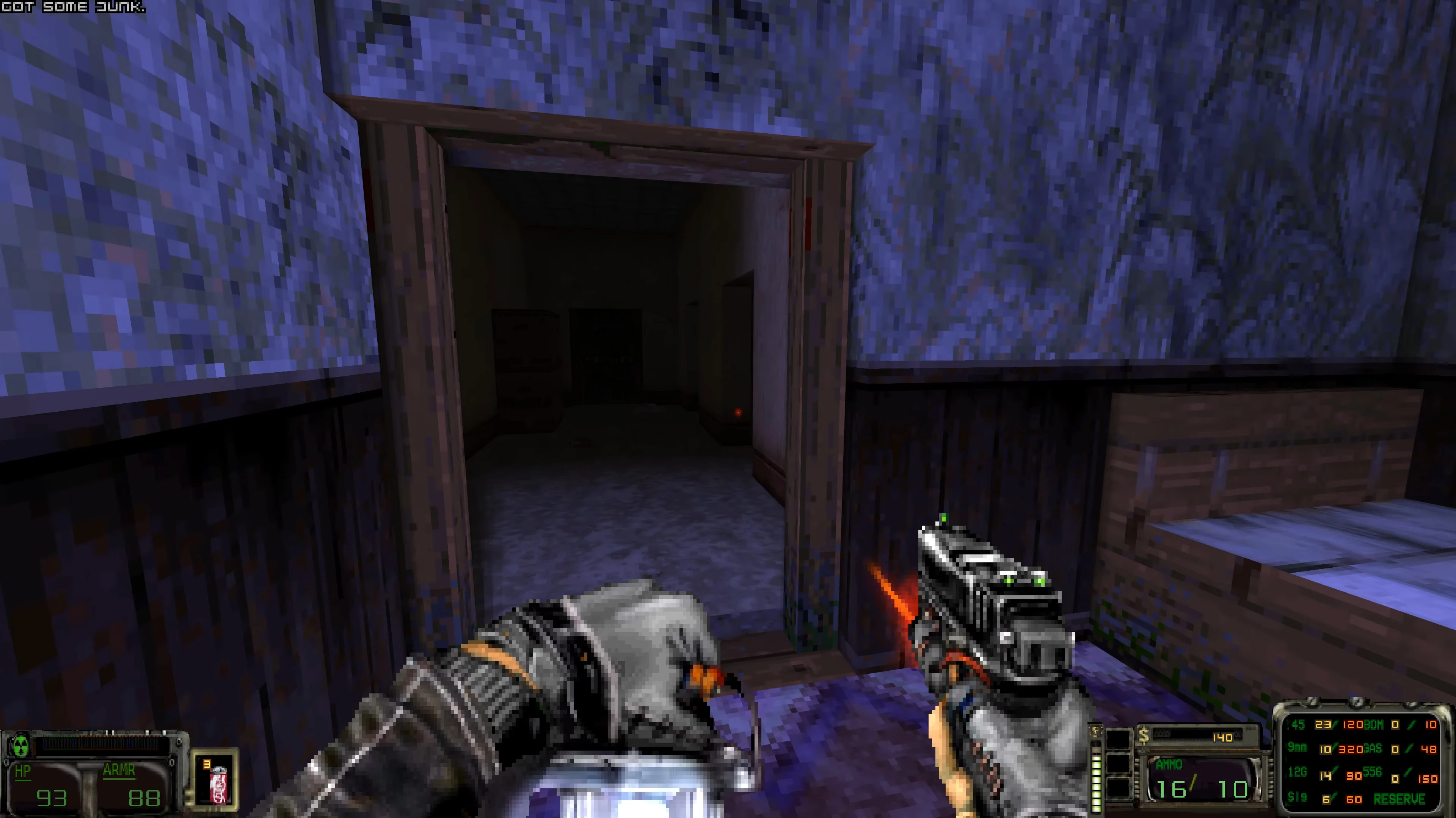 Jugador con pistola en un pasillo oscuro con papel tapiz azul en el mod Ashes Blackwater para Doom II