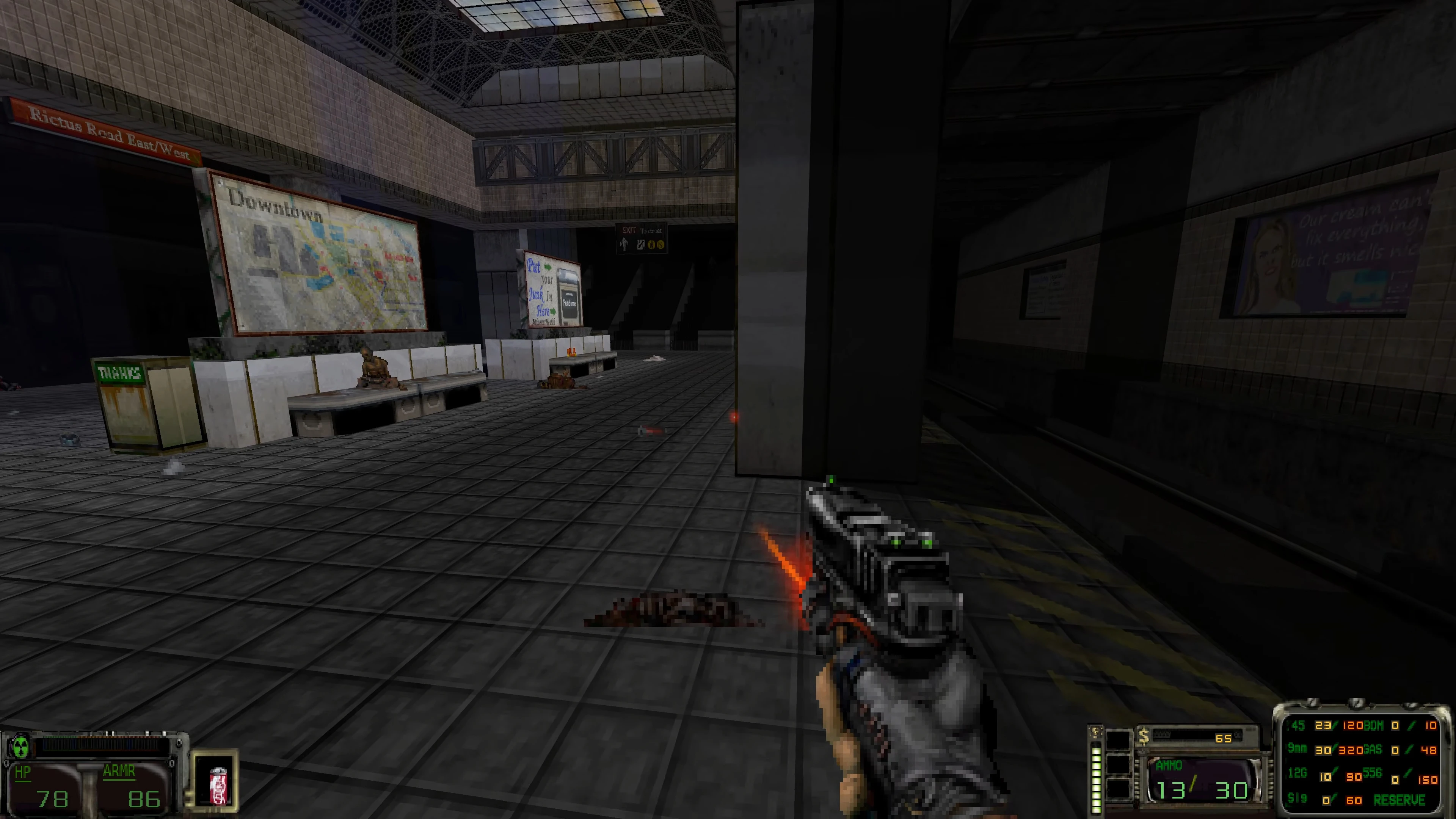 Vista en primera persona con arma en estación de metro urbana con poca luz en mod Doom II Ashes Blackwater