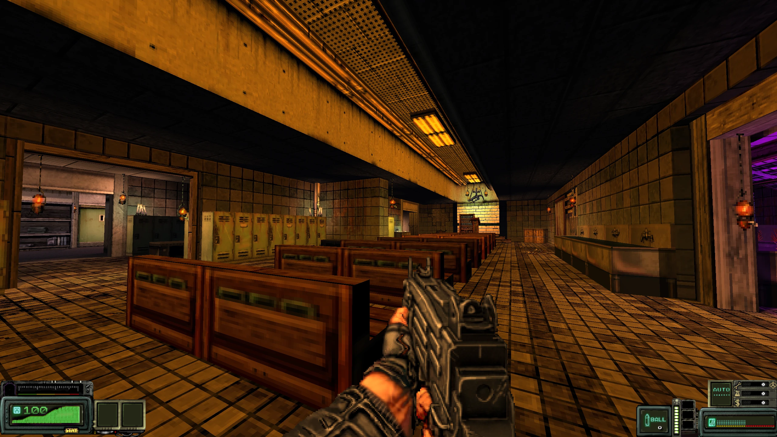 Jugador sosteniendo un arma en una habitación con poca luz con taquillas, bancos y suelo de baldosas del mod Doom II Ashes Blackwater