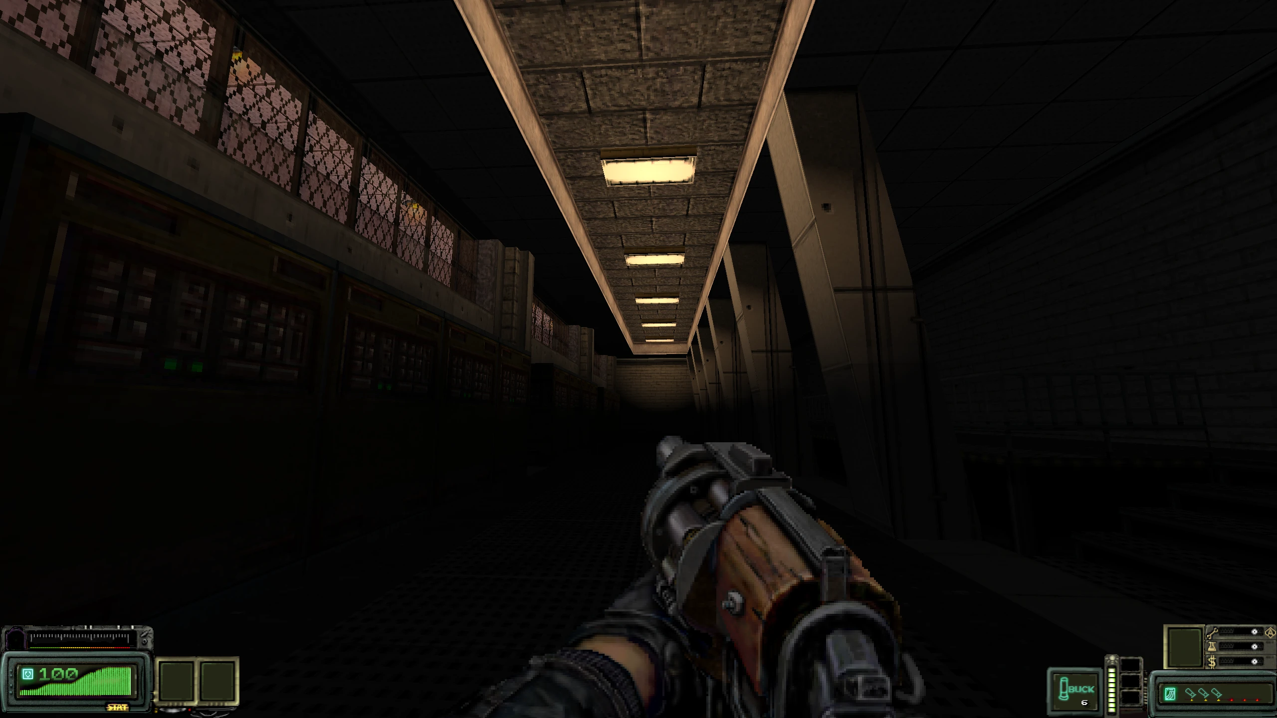 Vista en primera persona de un oscuro pasillo industrial estrecho con luces en el techo y un arma en mano en el mod Ashes Blackwater de Doom II
