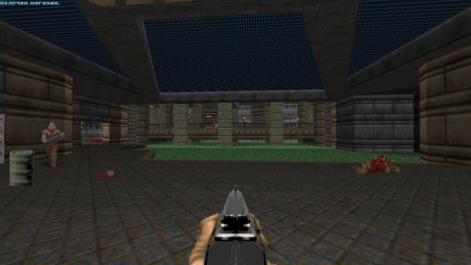 Jugador apuntando con escopeta en mod Doom II Back to Saturn X en interior industrial con charco tóxico verde y enemigos