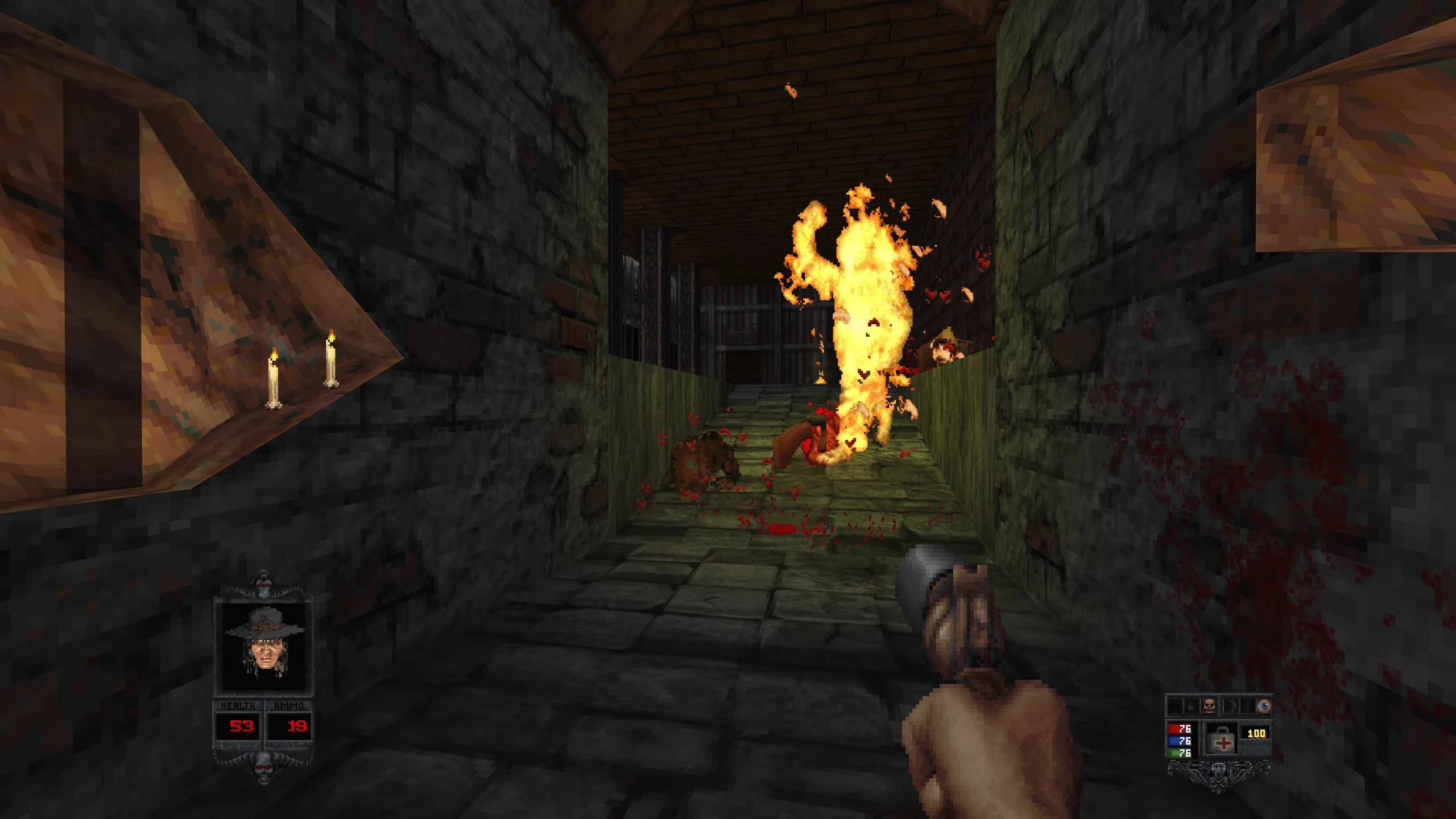 Гравець з вогнеметом дивиться на палаючого ворога у темному кам'яному коридорі з плямами крові в моді Doom II Bloom
