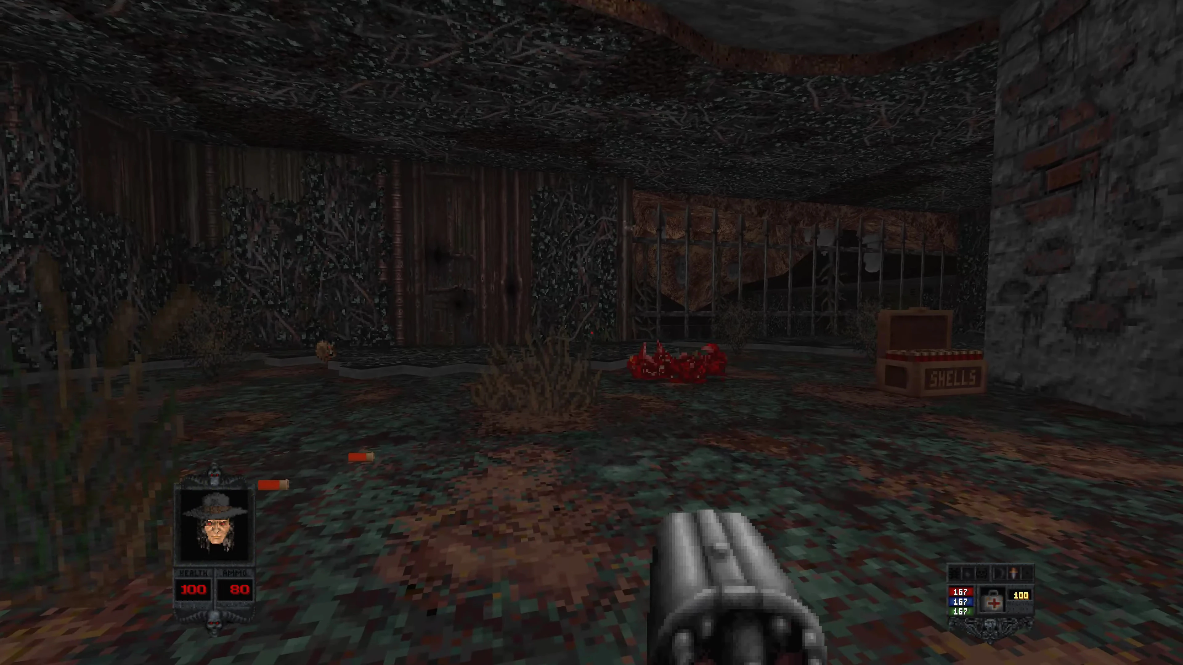 Вид від першої особи в темній підземній кімнаті з дробовиком, коробкою патронів і моторошними текстурами в моді Bloom для Doom II