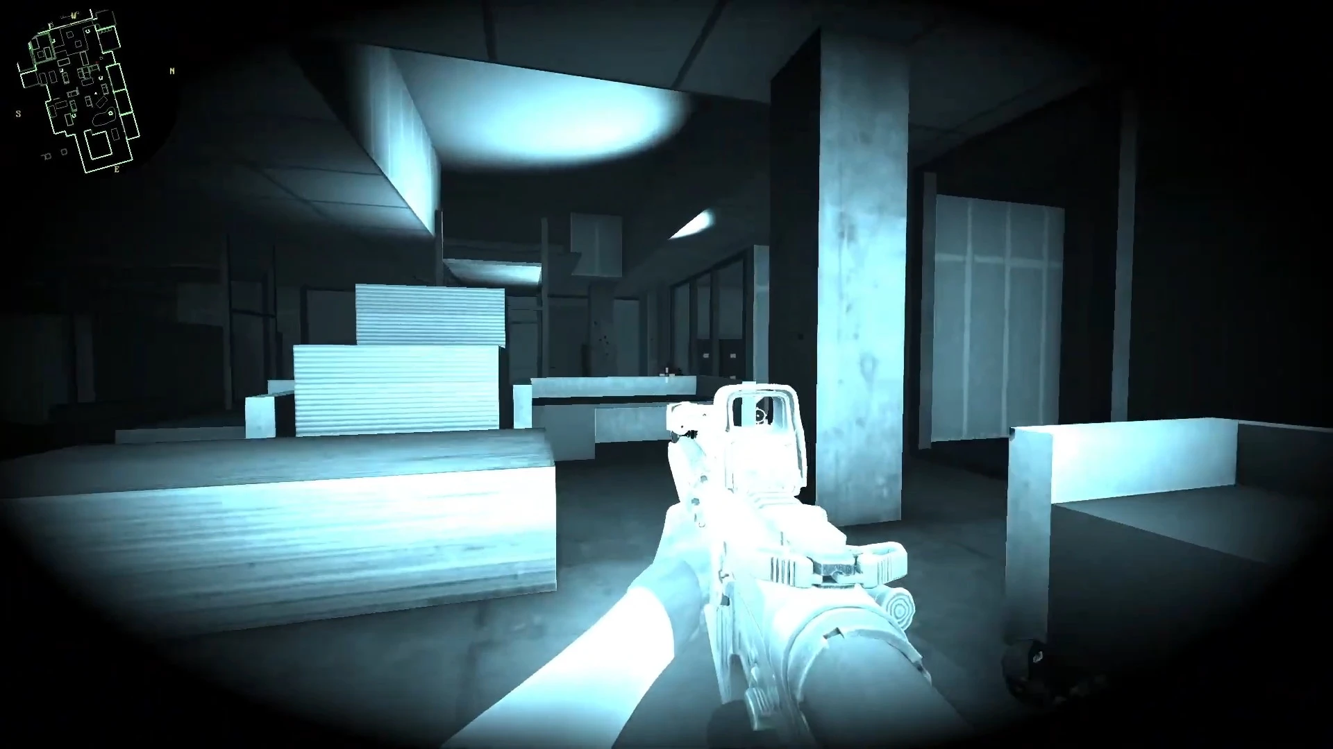 Erste-Person-Ansicht mit einem Gewehr in einer düsteren Innenumgebung und Karte in der Ecke vom Doom II Mod BREACH