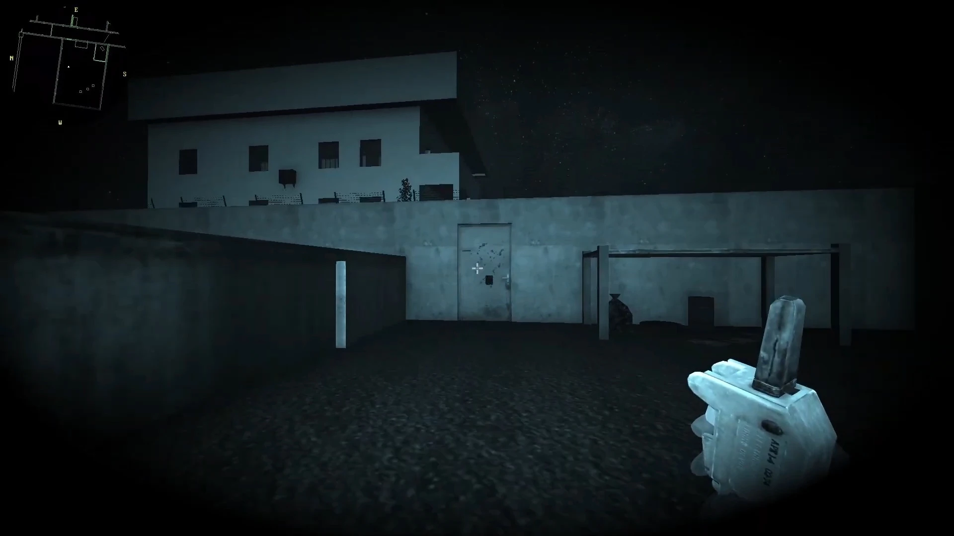 Spieler hält taktisches Gerät vor einem umzäunten Bereich mit Betonmauer und Gebäude nachts im Doom II BREACH Mod