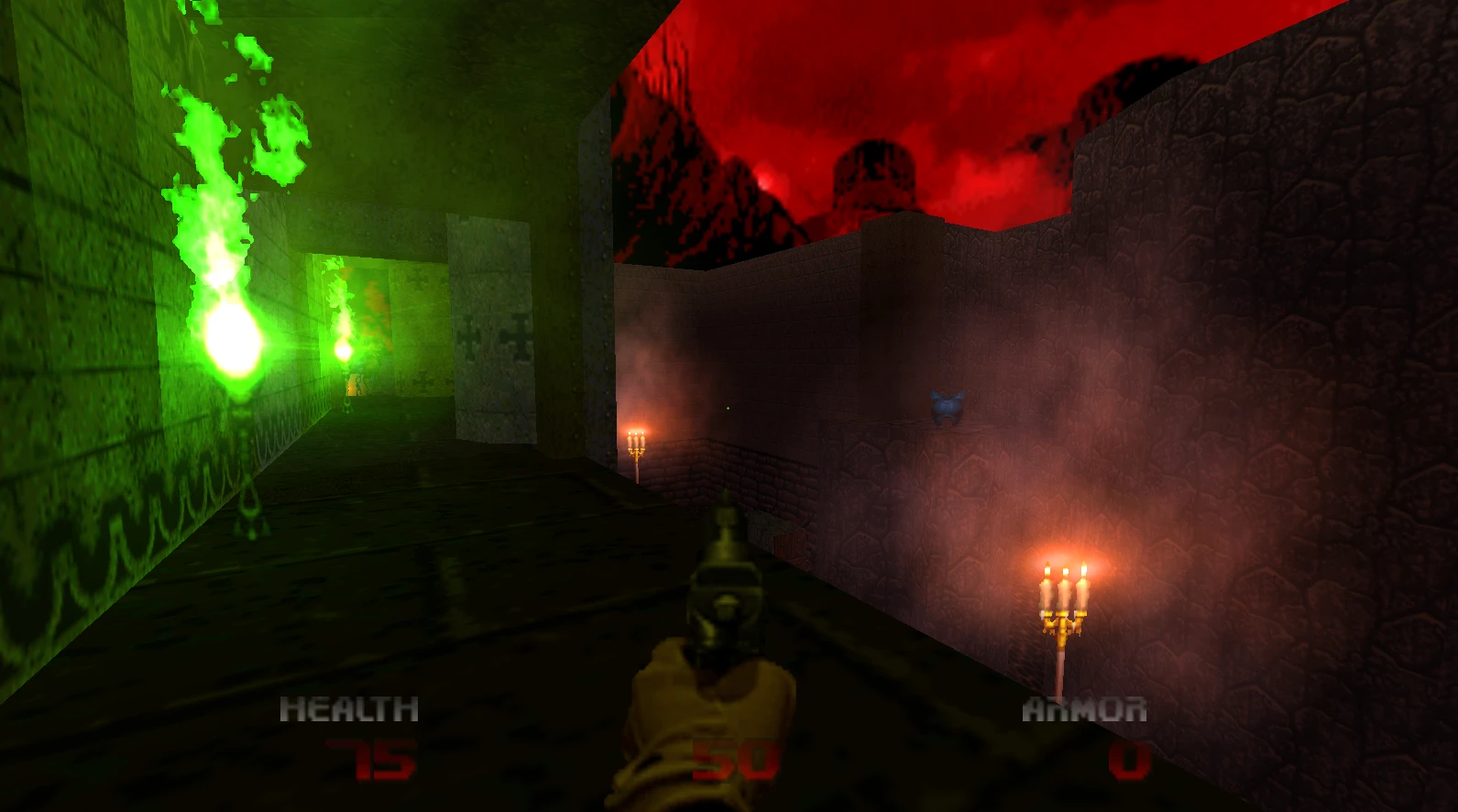 Ego-Perspektive im Brutal Doom 64 Mod mit Pistole, die auf einen Schlossflur mit grünen Flammen zielt