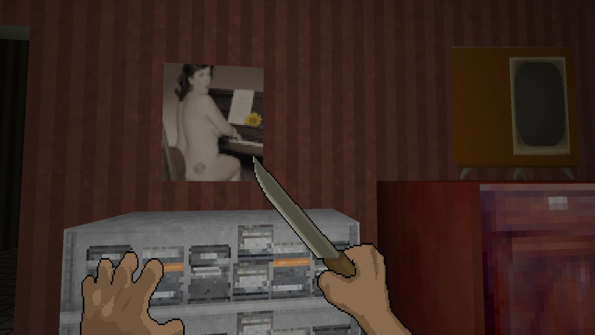 Vista en primera persona sosteniendo un cuchillo pixelado en una habitación retro con TV vintage y foto en la pared