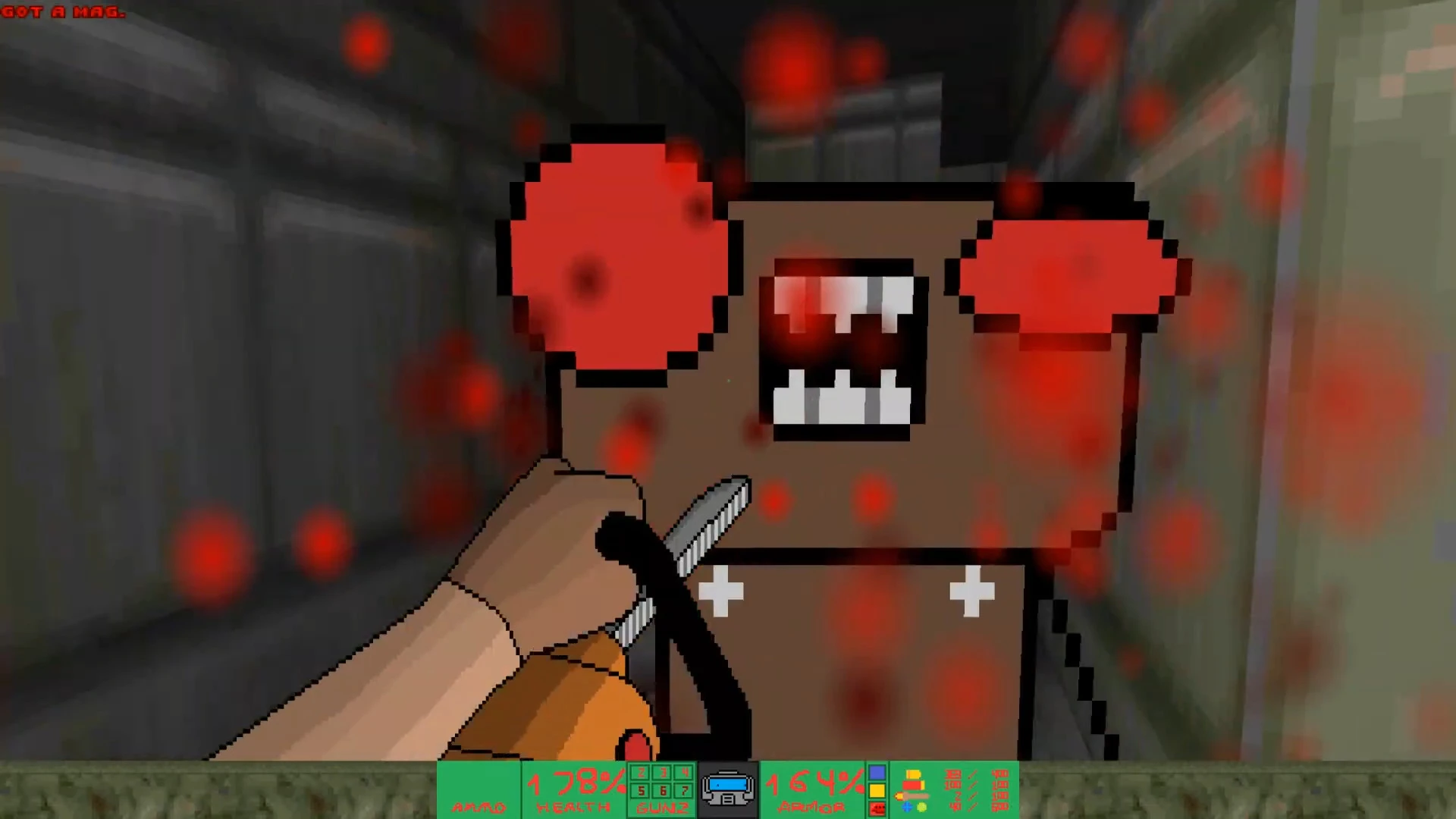 Vista en primera persona del jugador usando motosierra para atacar a monstruo marrón pixelado con manchas rojas de sangre en mod DOOB de Doom II
