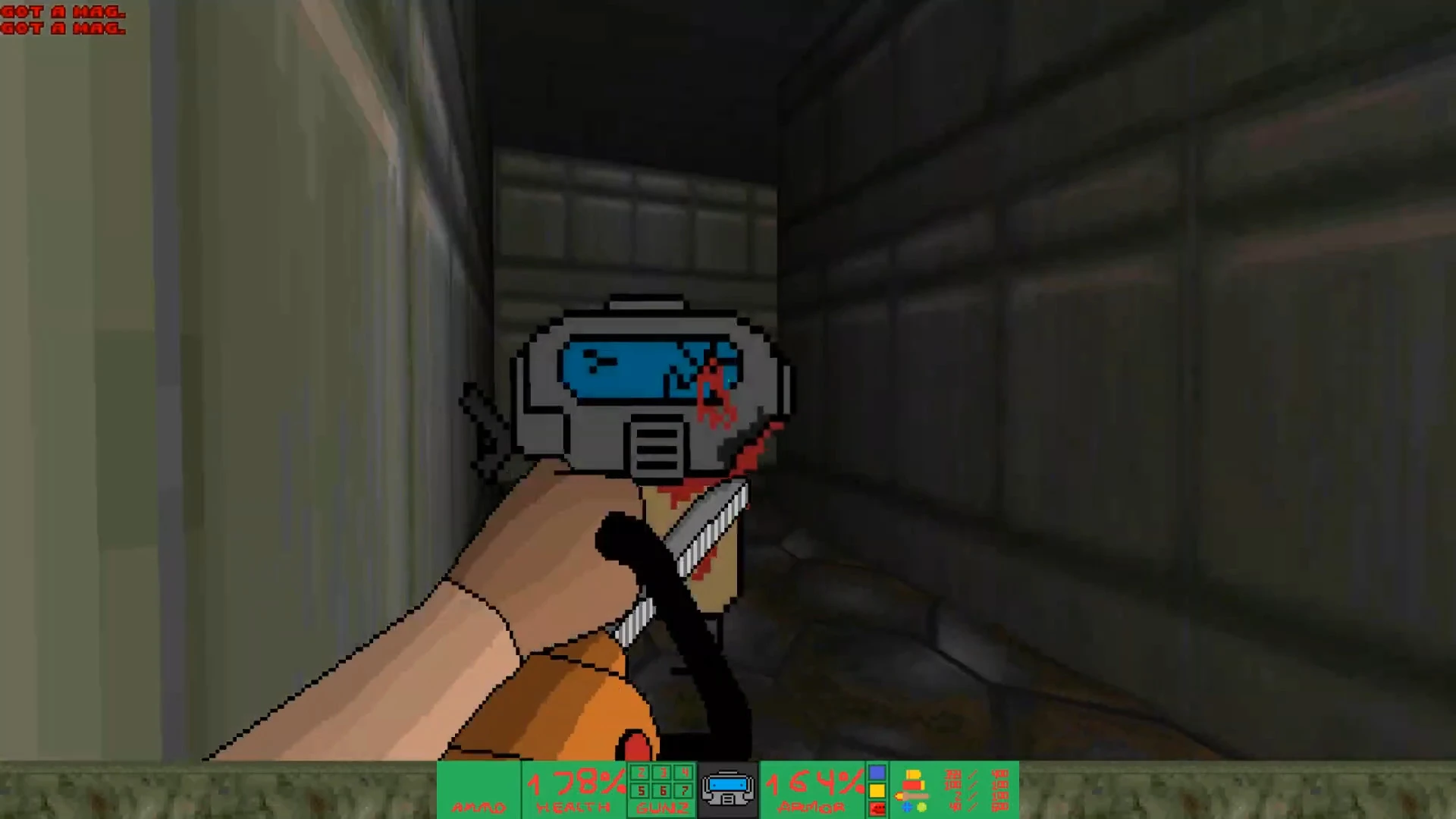 Jugador con cuchillo atacando a enemigo con casco en pasillo oscuro en mod DOOB de Doom II