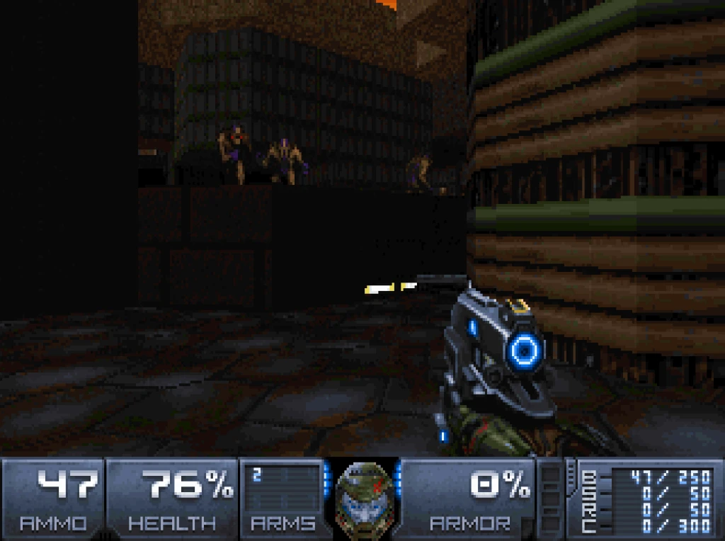 Vista en primera persona de un arma futurista disparando en un laberinto oscuro con HUD mostrando munición y salud