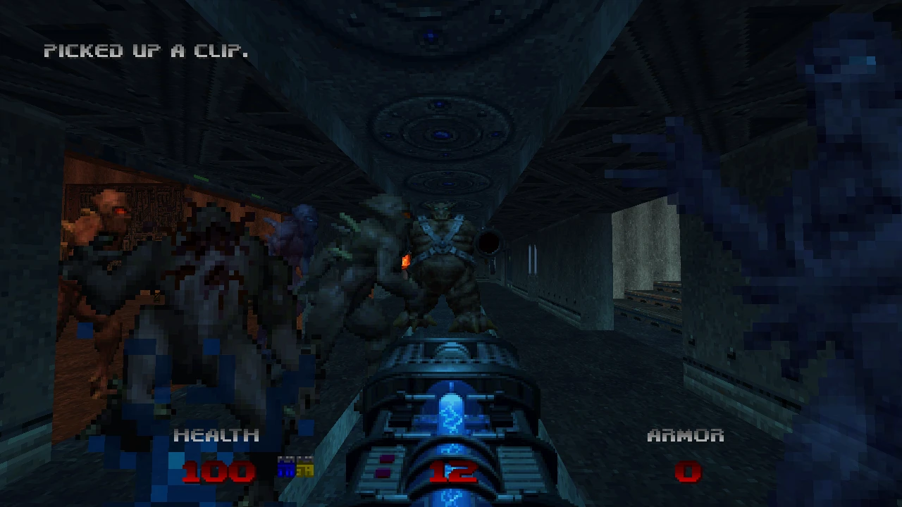 Vista en primera persona con arma de plasma apuntando a demonios en un pasillo oscuro en el mod Doom 64 Unseen Evil