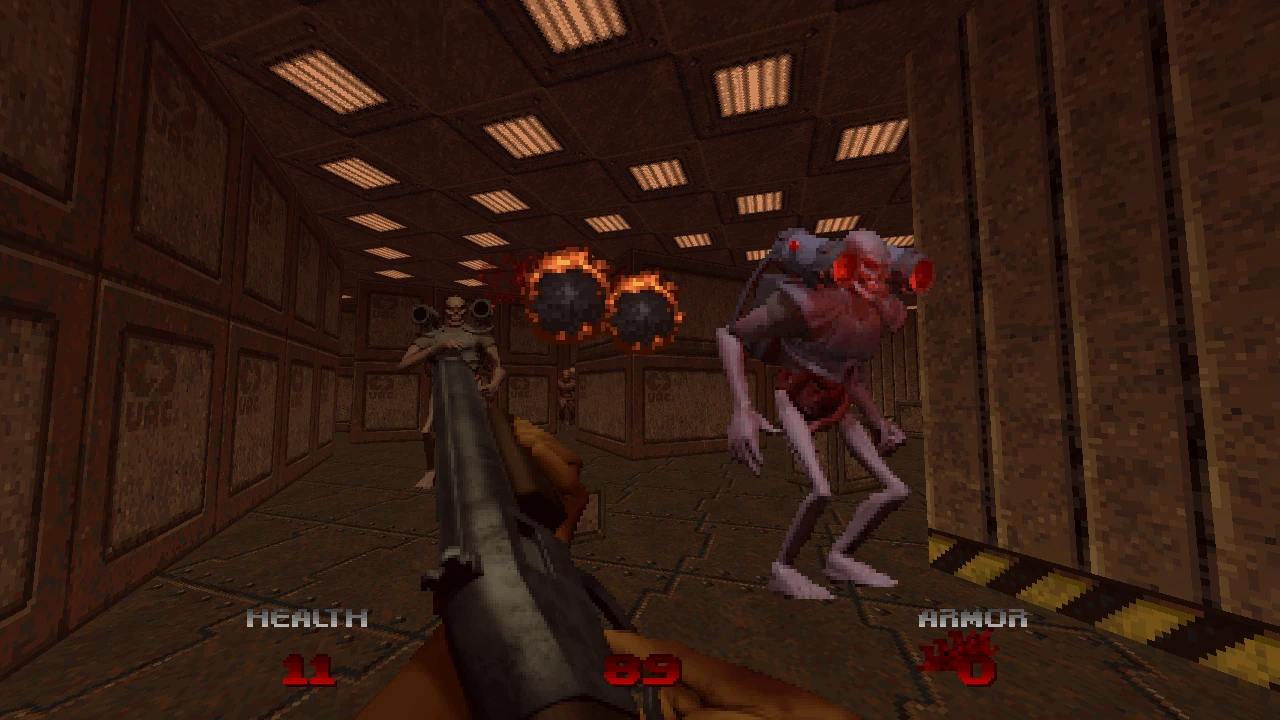 Vista en primera persona de escopeta disparando proyectiles inflamados a dos enemigos demoníacos en un pasillo oscuro