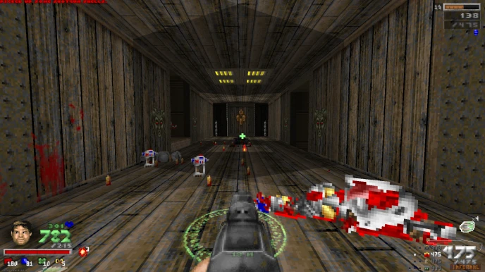 Jugador apuntando con arma en un pasillo de madera con municiones y objetos de salud en mod Doom Infinite