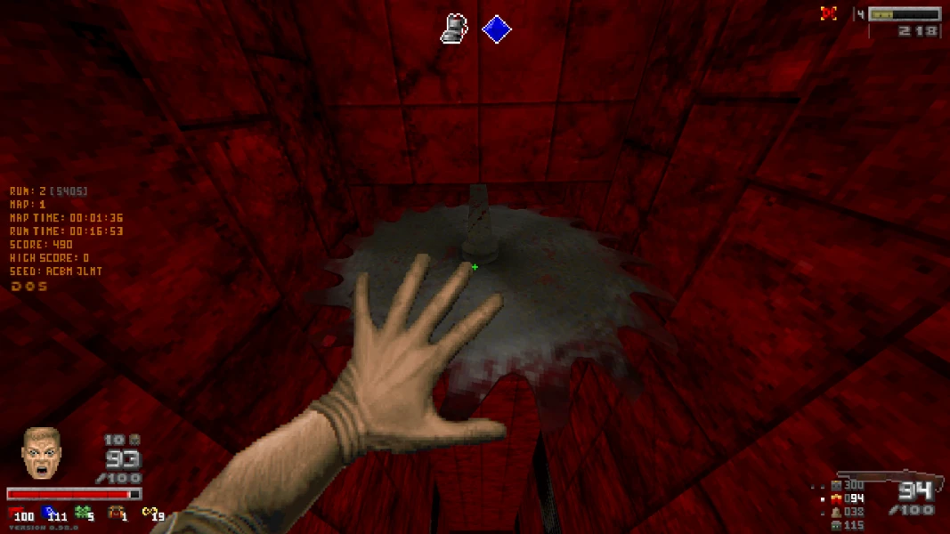 Vista en primera persona mostrando una mano cerca de una gran sierra giratoria en sala con luz roja en mod Doom Infinite