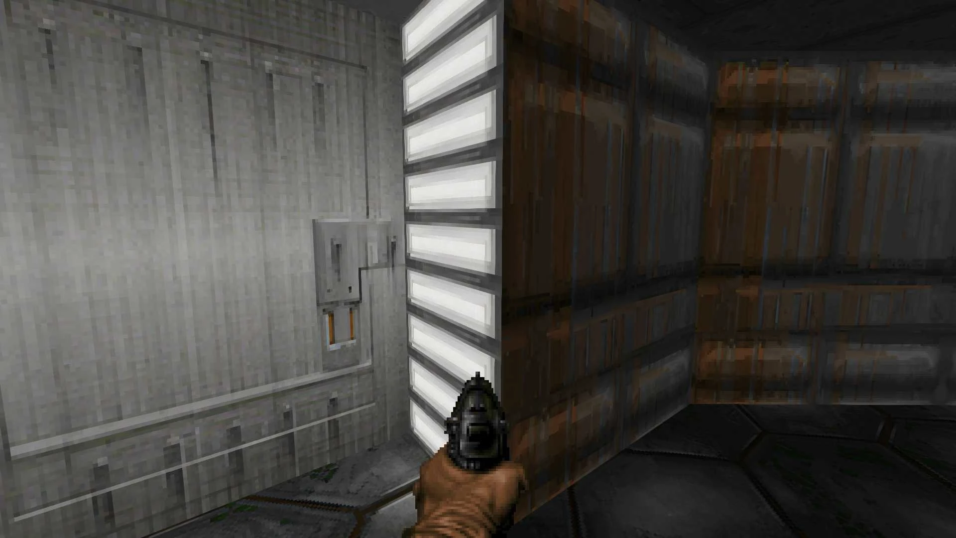 Вид від першої особи в Doom II з пістолетом, спрямованим у кут індустріального коридору