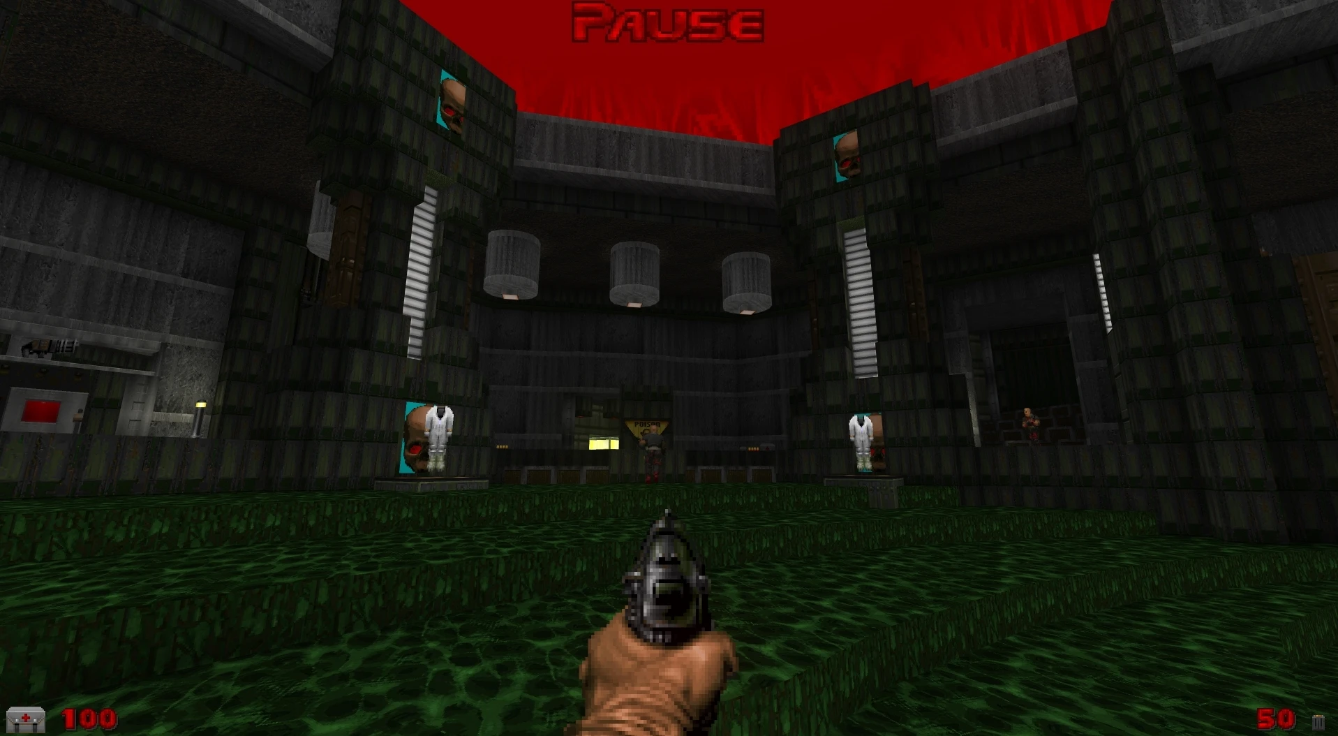 Знімок екрану з виду від першої особи у Doom II з пістолетом на темному індустріальному рівні із зеленим підлогою та червоним небом