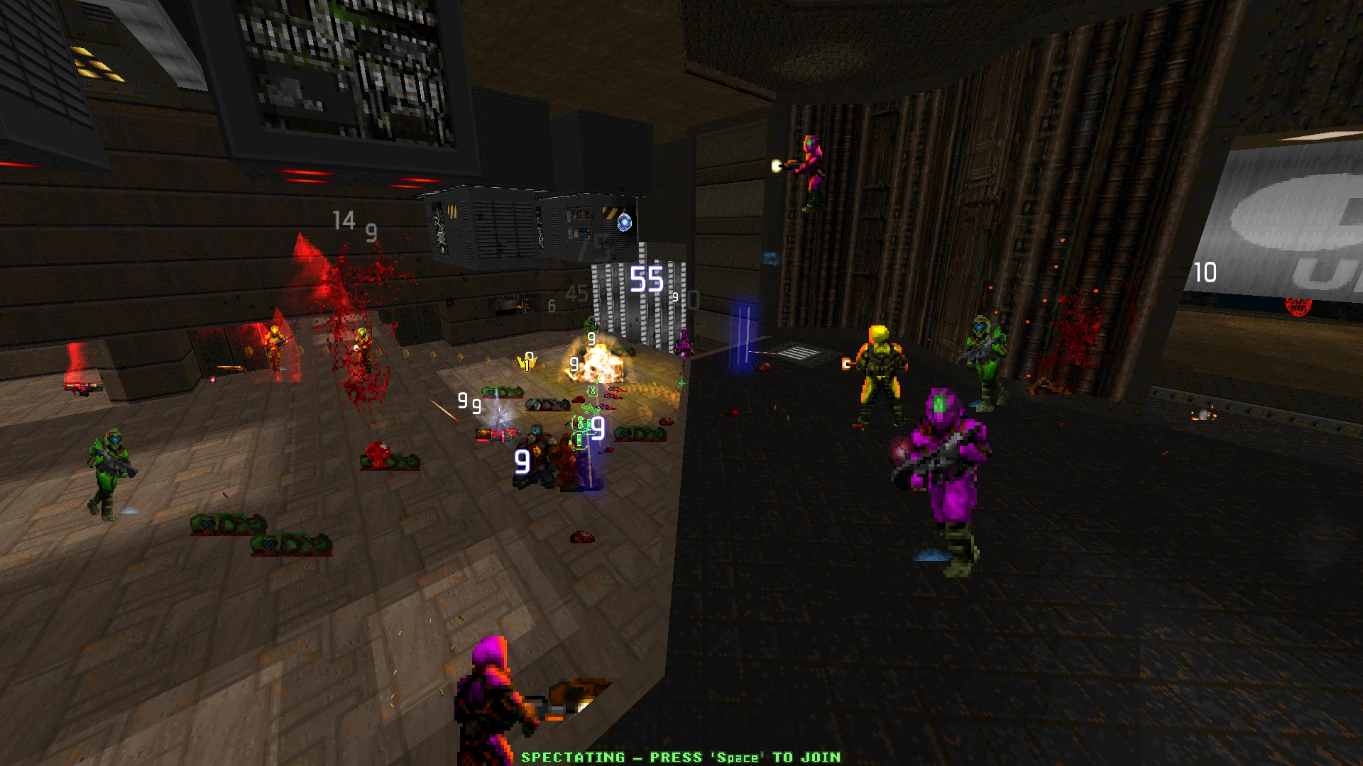 Captura de pantalla de una batalla multijugador caótica con varios jugadores disparando en una arena industrial de ciencia ficción en el mod Doom4 Death Foretold