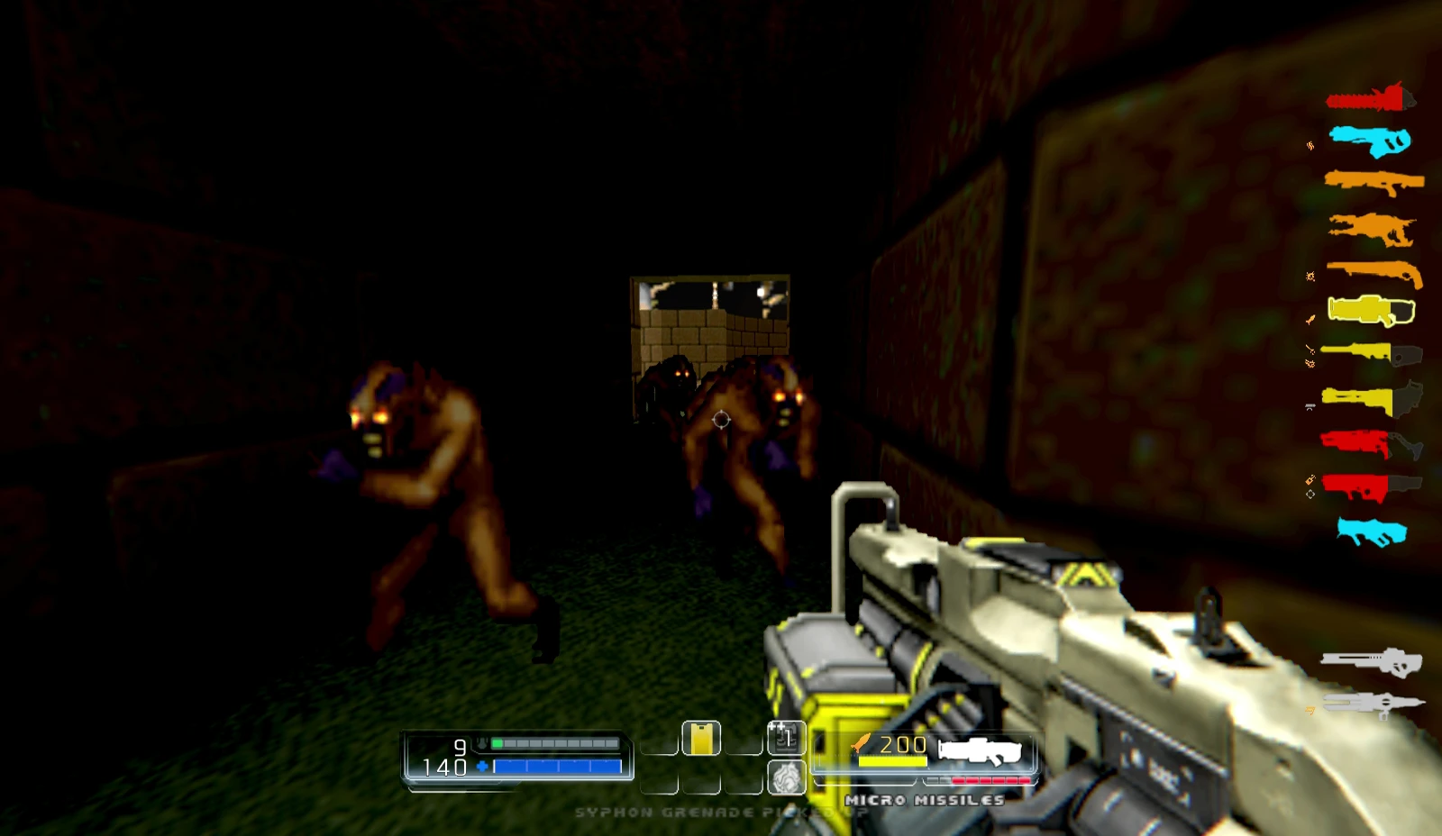 Vista en primera persona de un jugador luchando contra varios demonios con ojos brillantes en un pasillo oscuro con armas futuristas en el mod Doom4 Death Foretold