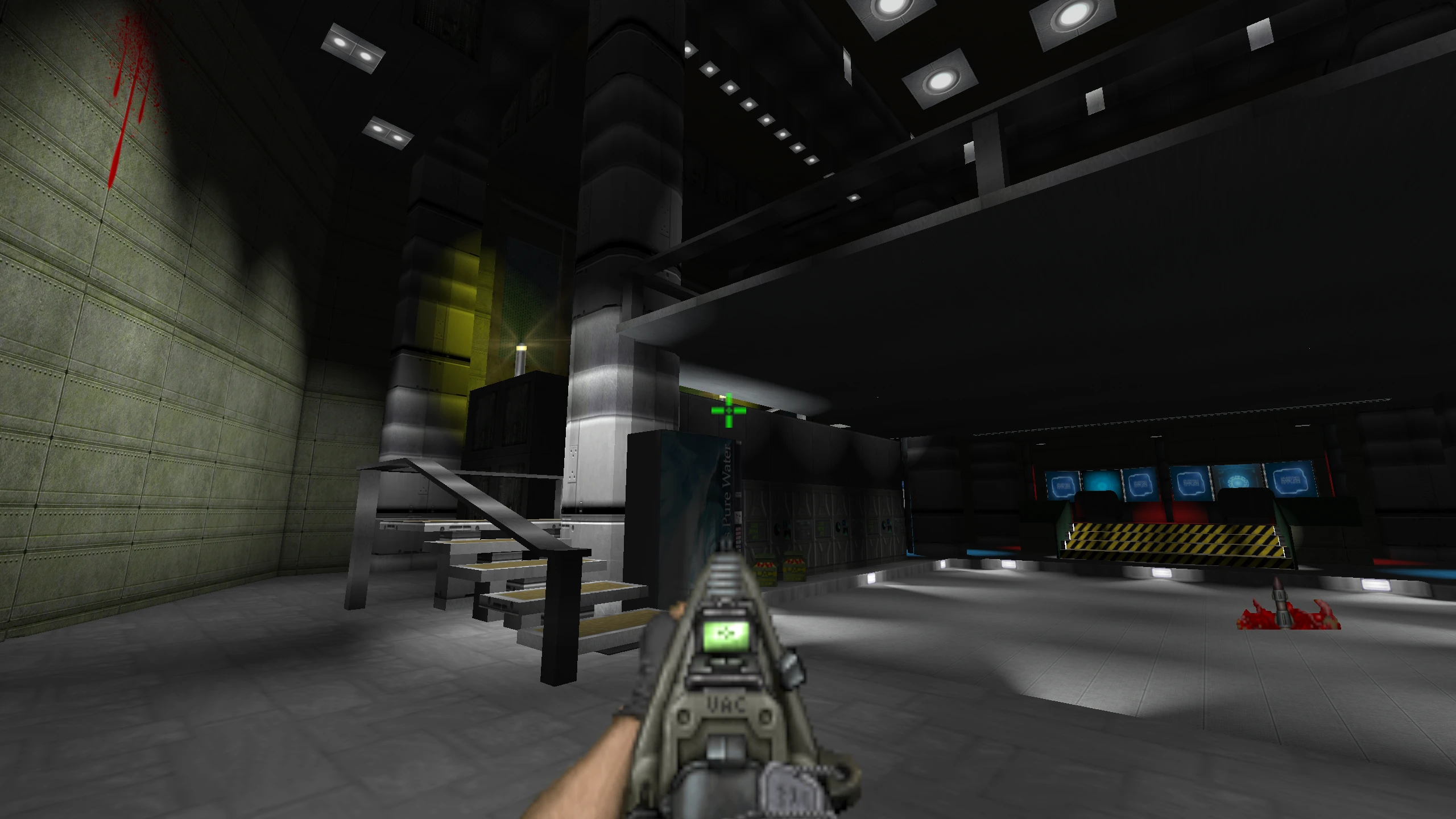 Erste-Person-Sicht auf einen Spieler mit einer Waffe in einem dunklen Industrie-Raum mit Treppen und Monitoren im Dragon Sector Mod