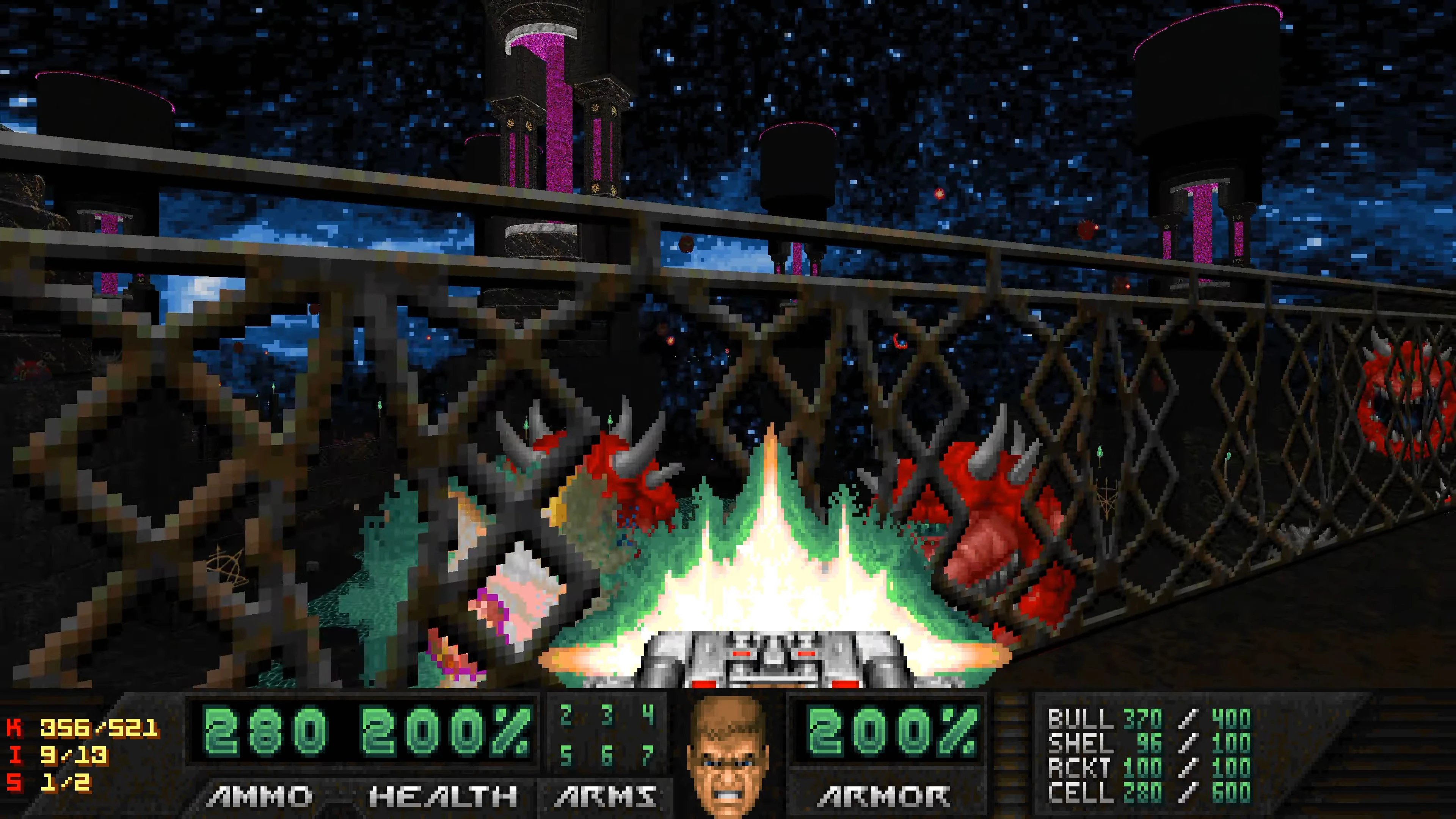 Jugador disparando a demonios rojos a través de una cerca metálica bajo un cielo estrellado oscuro en mod de Doom II
