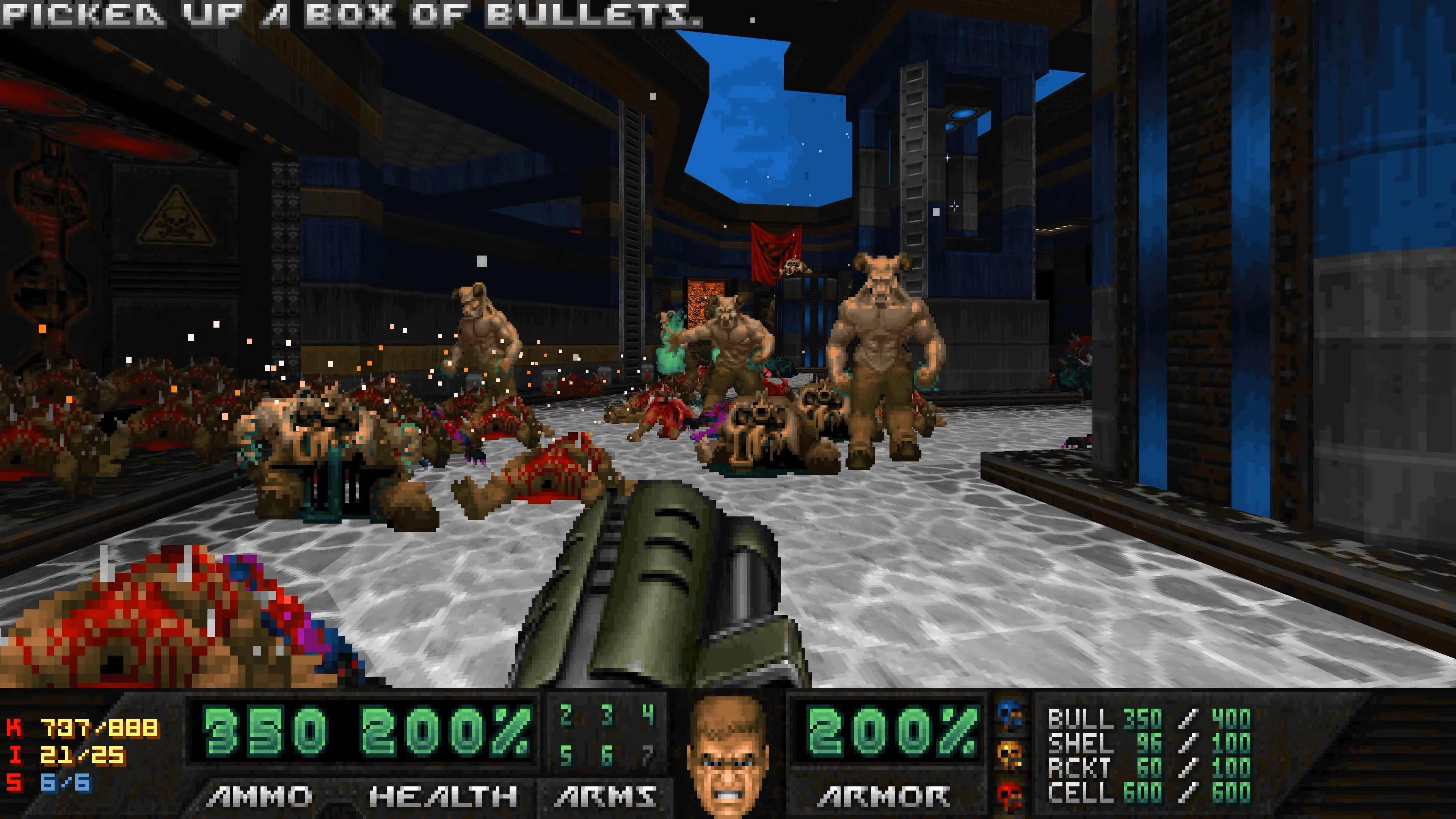 Jugador disparando escopeta a varios monstruos en una zona industrial oscura en el mod Eviternity II de Doom II