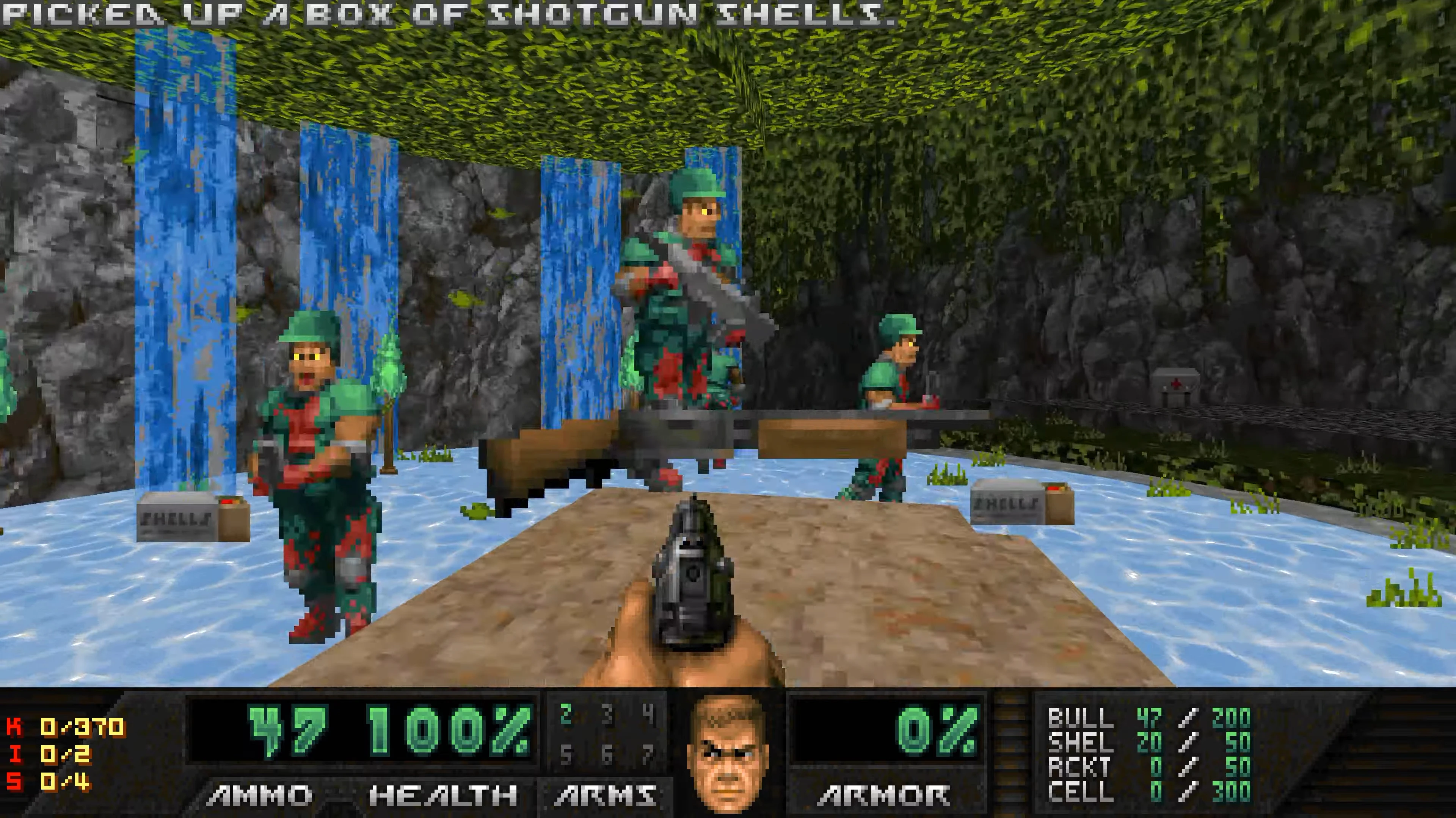 Jugador apuntando con pistola a varios enemigos con armadura verde cerca de cascadas en cueva forestal en mod Doom II Eviternity II