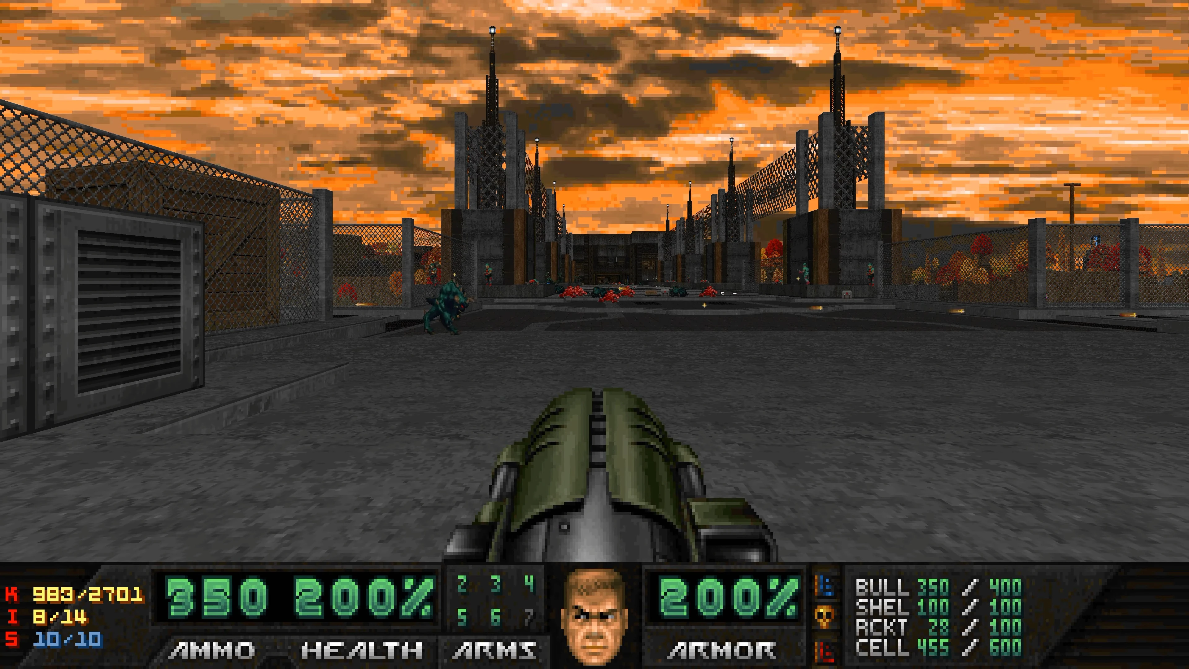 Vista en primera persona de un entorno urbano cercado con HUD de armas en el mod Eviternity II de Doom II