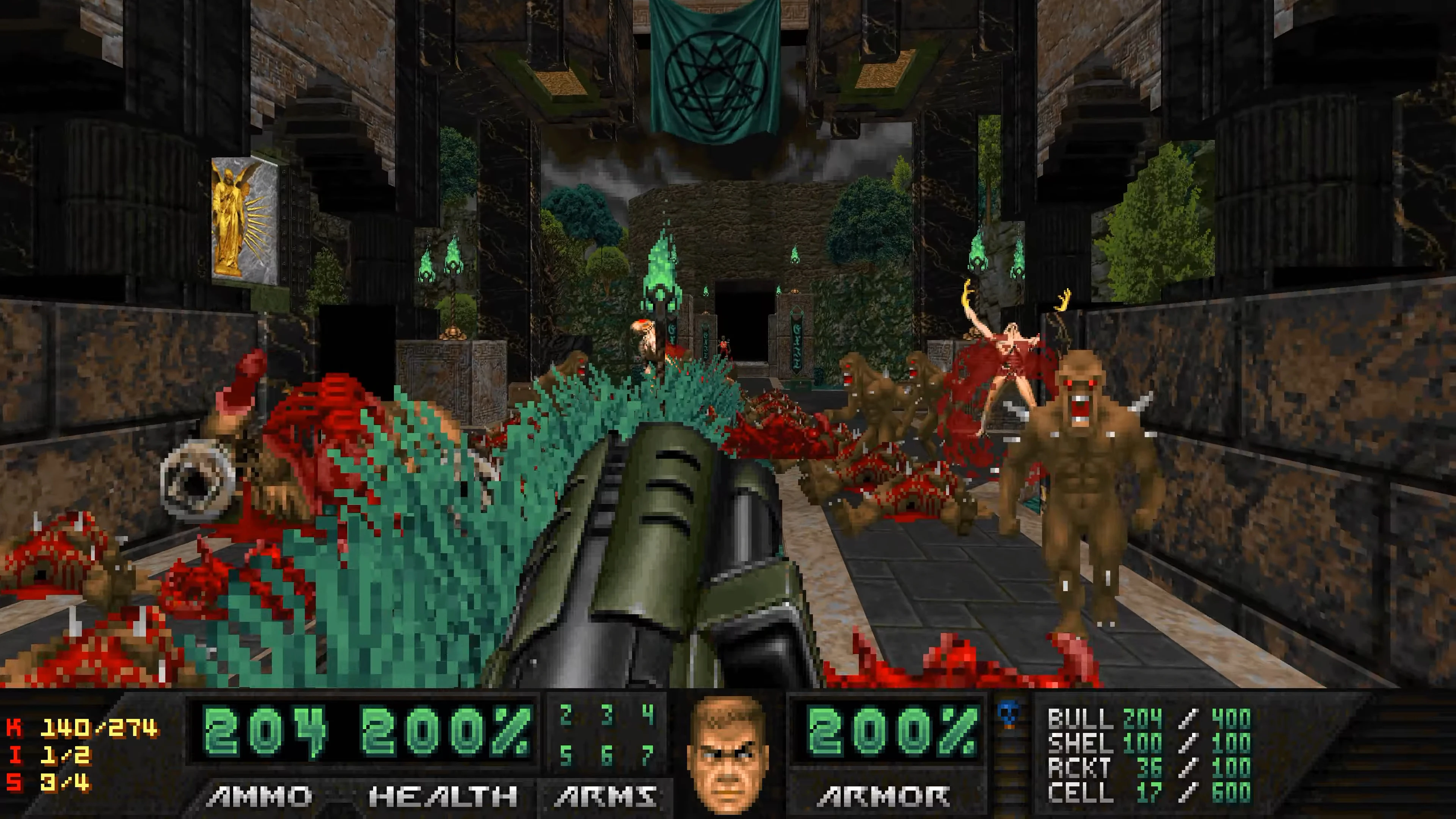 Gameplay del mod Eviternity II de Doom II mostrando al jugador disparando a múltiples enemigos en un pasillo oscuro de piedra con llamas verdes