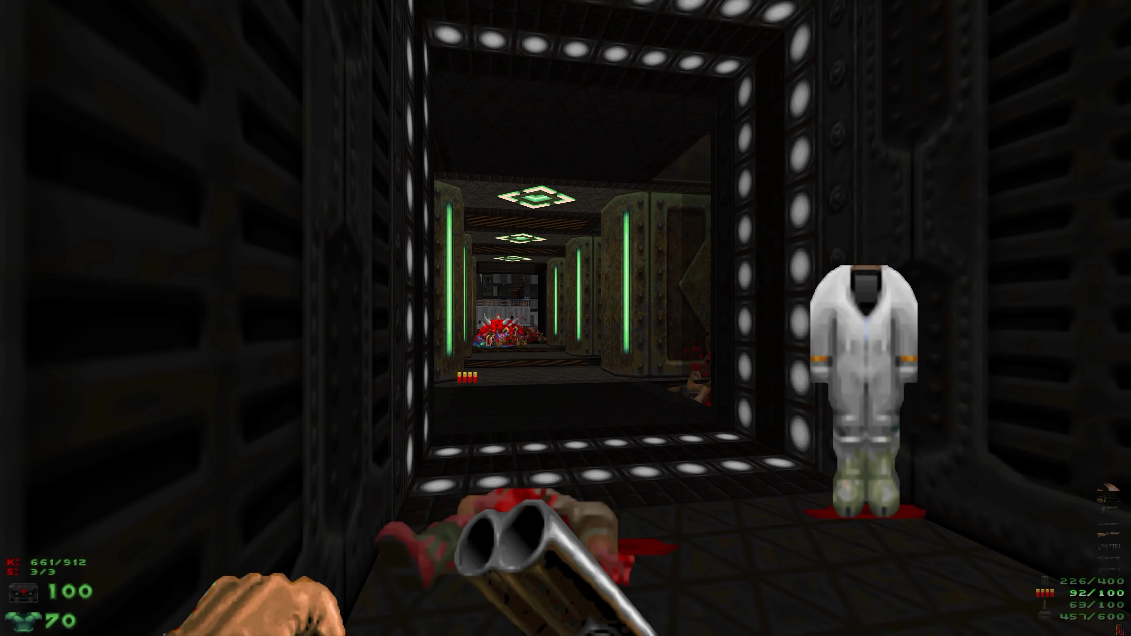 Vista de un pasillo futurista oscuro con luces verdes y escopeta en el mod Eviternity de Doom II