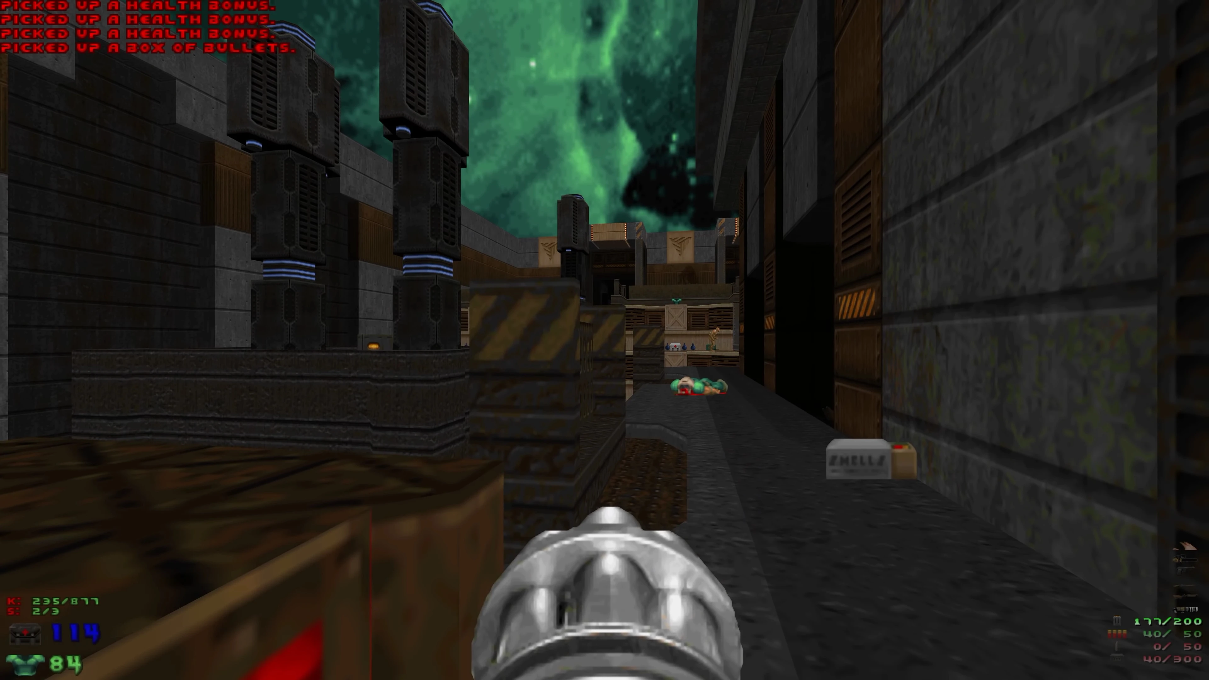 Captura de pantalla del mod de Doom II Eviternity mostrando jugador en zona industrial oscura con ametralladora
