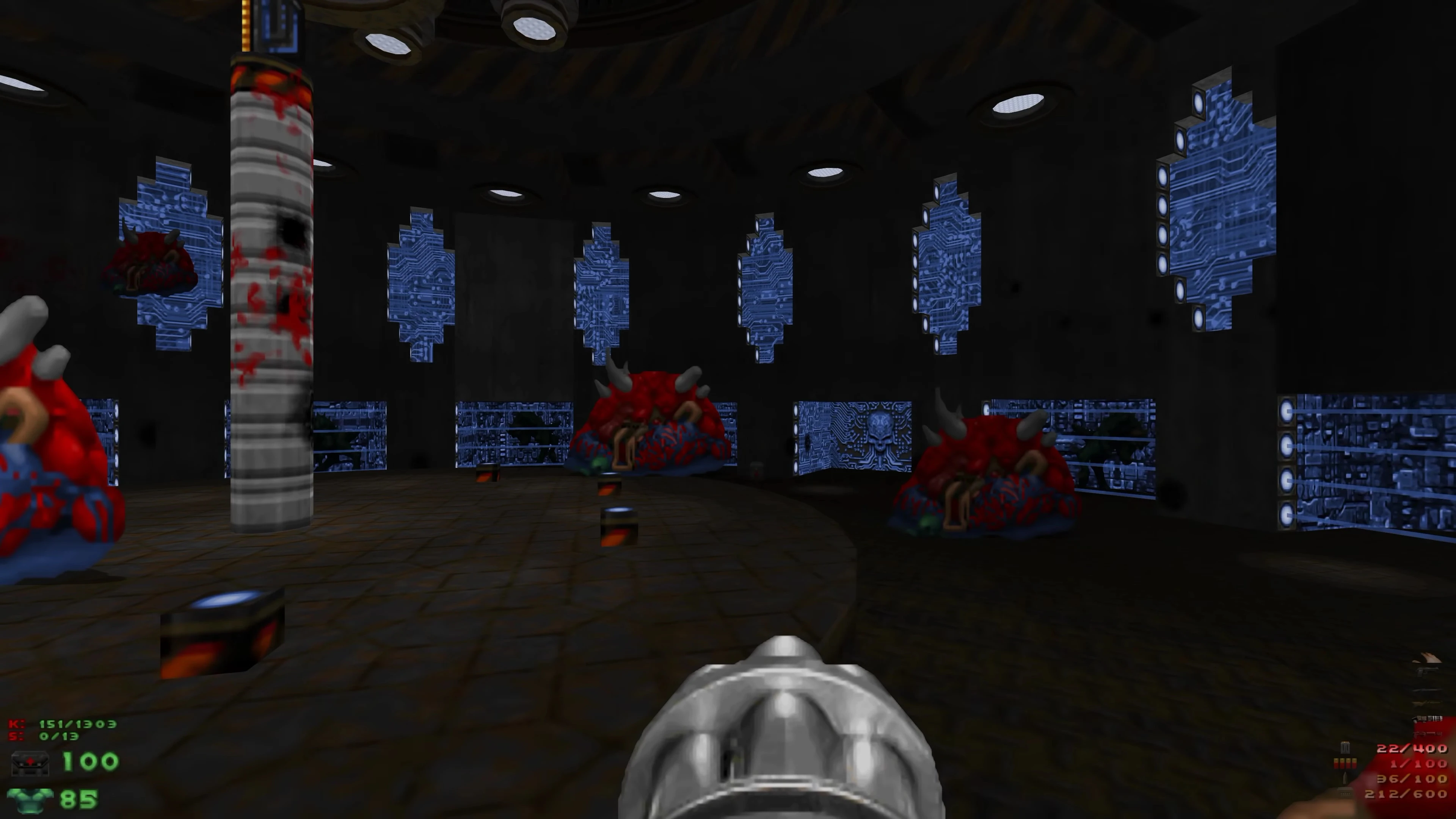 Vista en primera persona en el mod Eviternity de Doom II de una sala circular oscura con pilar manchado de sangre y cacodemonios rojos flotantes