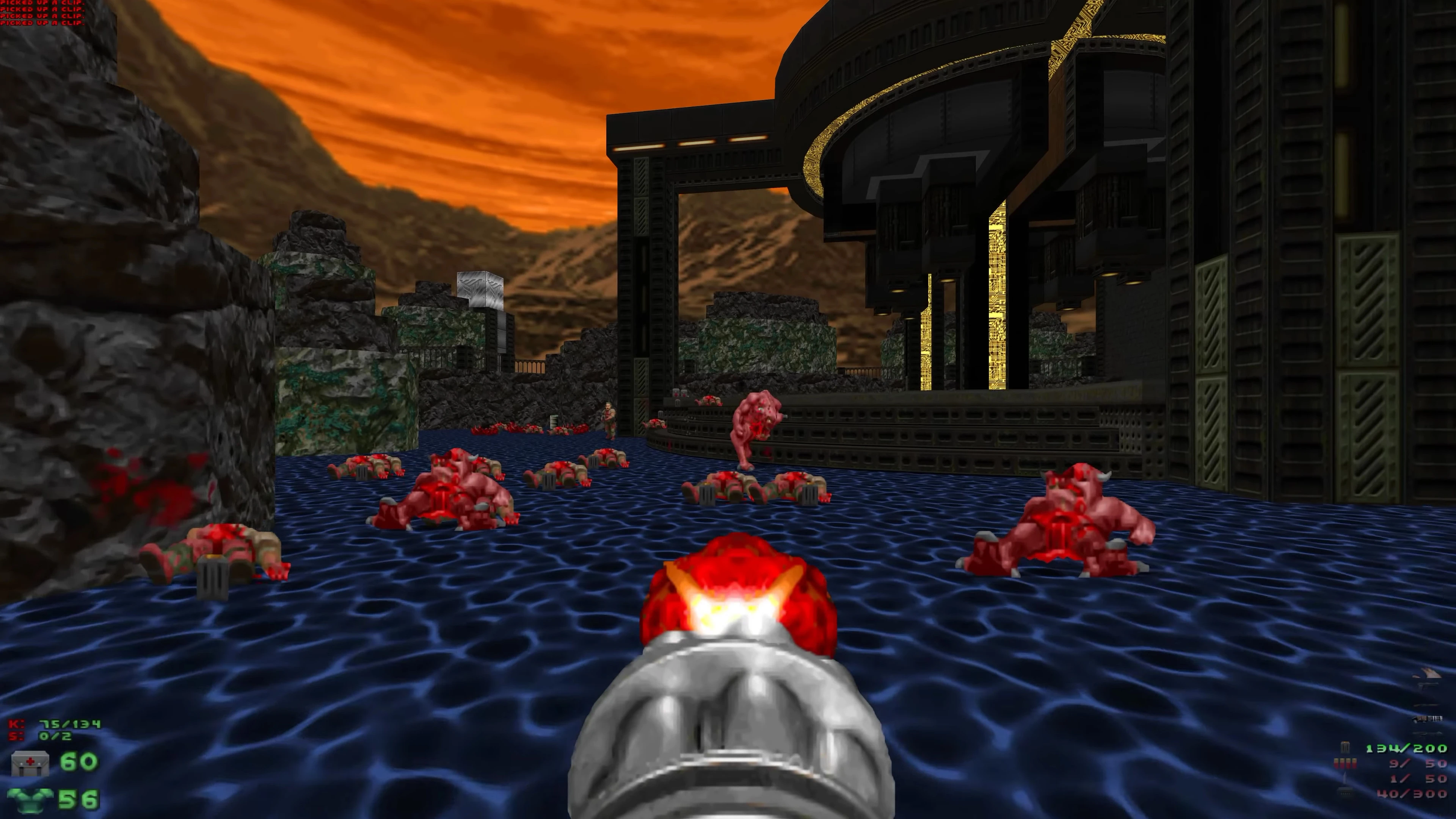 Vista en primera persona de un jugador luchando contra demonios rosas cerca de un edificio futurista oscuro bajo un cielo anaranjado en el mod Eviternity de Doom II